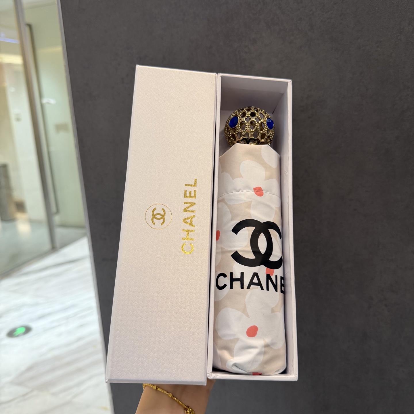 NO:815894,CHANEL (Chanel) new summer model, exquisite ball-encrusted diamond 50% off sunny umbrella, a set for fashion bloggers, a styling artifact, a very high production rate, with a sense of high-end, full of details Umbrellas, parasols, sun umbrellas, umbrellas, chanel, chanel, umbrellas19860909CHANEL（香奈儿）夏季新款 玲珑球镶钻五折晴雨伞 时尚博主人手一套,造型神器,出片率极高,自带高级感,细节完爆雨伞遮阳伞太阳伞,雨伞,chanel,chanel,umbrellas,accessory
