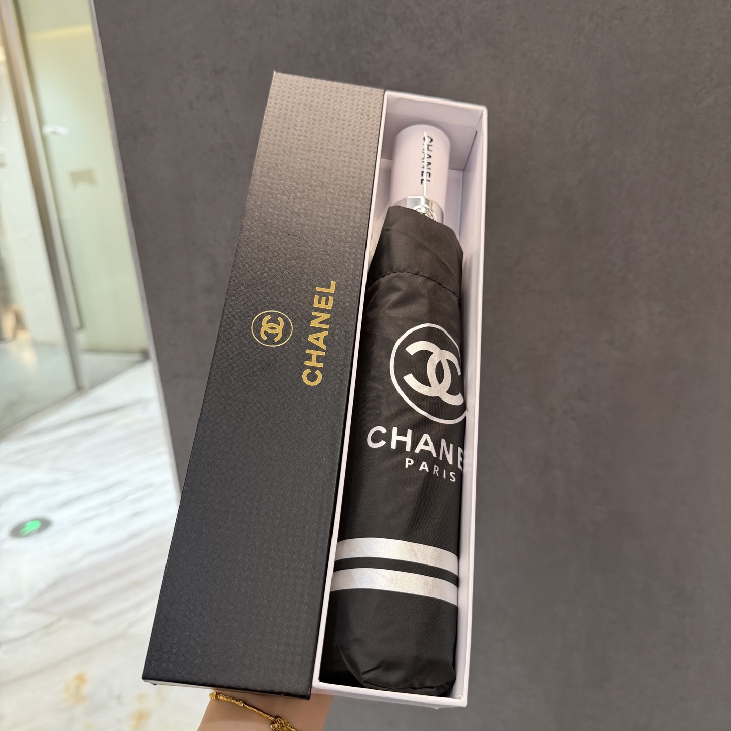 NO:815881,CHANEL (Chanel) new summer model, fully automatic folding umbrella, black coating sunscreen effectively blocks 99% of ultraviolet rays, UPF>, so it can have a cooling effect under the umbrella!  Effective heat insulation and efficient sun protection. It can be done in one go. It is ultra-light and the whole material is very light. Width and diameter 102cm. Gift box [gift] umbrella, sunshade, sun umbrella, umbrella, chanel, chanel, umbrellas19860909CHANEL（香奈儿）夏季新款 全自动折叠晴雨伞 黑色涂层防晒有效阻隔紫外线99,UPF> 所以能起到伞下体感降温的效果！ 有效隔热,高效防晒 一把搞定,超轻全吕材质自重很轻 宽度直径102cm 礼盒装[礼物]雨伞遮阳伞太阳伞,雨伞,chanel,chanel,umbrellas,accessory