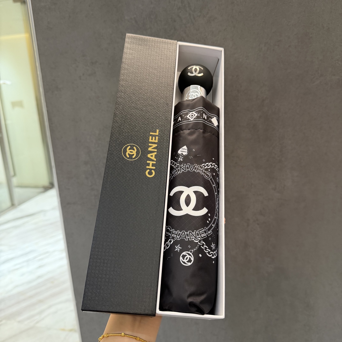 NO:772220,CHANEL (Chanel) new summer model, fully automatic folding umbrella, black coating sunscreen effectively blocks 99% of ultraviolet rays, UPF>, so it can have a cooling effect under the umbrella!  Effective heat insulation and efficient sun protection. It can be done in one go. It is ultra-light and the whole material is very light. Width and diameter 102cm. Gift box [gift] umbrella, sunshade, sun umbrella, umbrella, chanel, chanel, umbrellas19860909CHANEL（香奈儿）夏季新款 全自动折叠晴雨伞 黑色涂层防晒有效阻隔紫外线99,UPF> 所以能起到伞下体感降温的效果！ 有效隔热,高效防晒 一把搞定,超轻全吕材质自重很轻 宽度直径102cm 礼盒装[礼物]雨伞遮阳伞太阳伞,雨伞,chanel,chanel,umbrellas,accessory