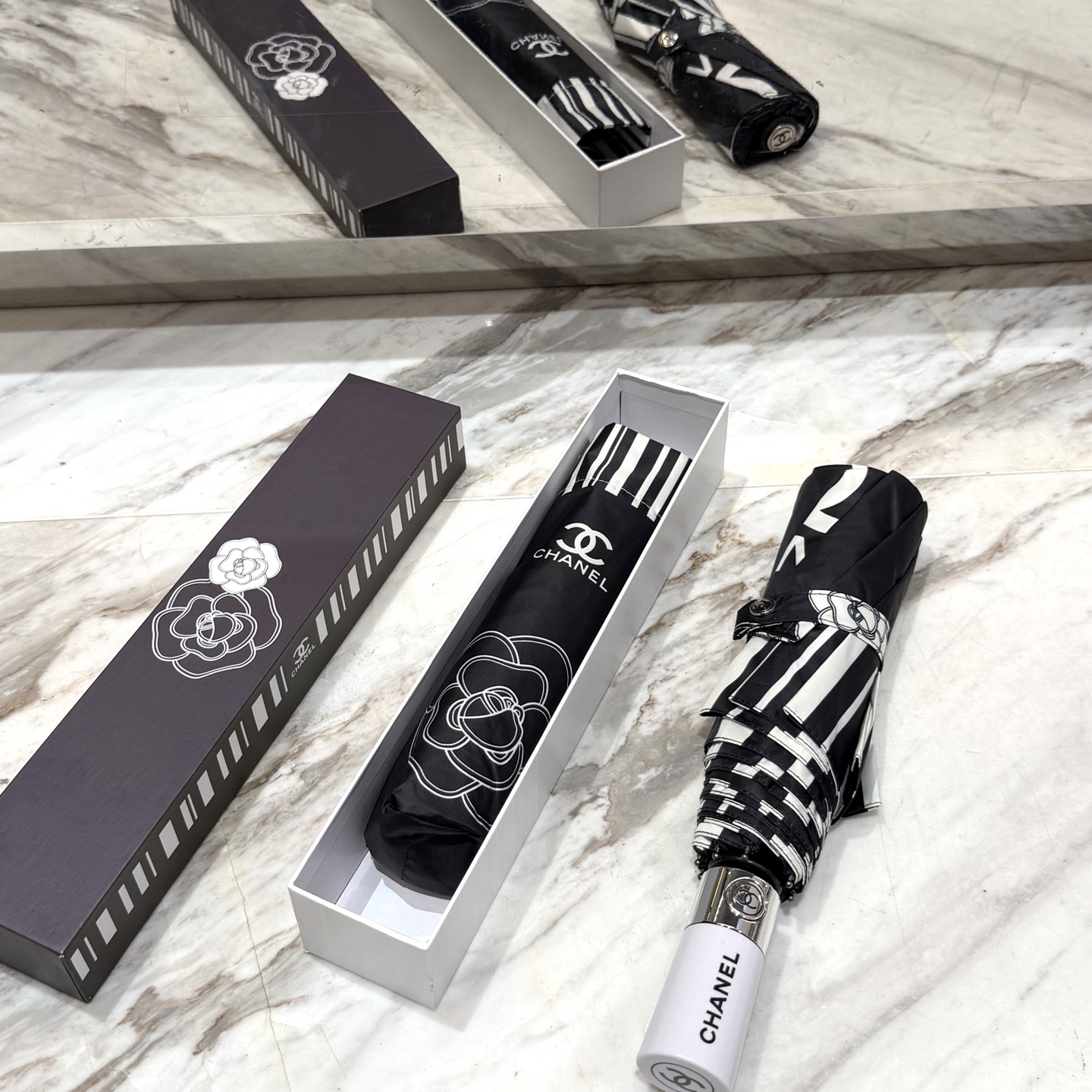 NO:772230,CHANEL (Chanel) new summer model, fully automatic folding umbrella, black coating sunscreen effectively blocks 99% of ultraviolet rays, UPF>, so it can have a cooling effect under the umbrella!  Effective heat insulation and efficient sun protection. It can be done in one go. It is ultra-light and the whole material is very light. Width and diameter 102cm. Gift box [gift] umbrella, sunshade, sun umbrella, umbrella, chanel, chanel, umbrellas19860909CHANEL（香奈儿）夏季新款 全自动折叠晴雨伞 黑色涂层防晒有效阻隔紫外线99,UPF> 所以能起到伞下体感降温的效果！ 有效隔热,高效防晒 一把搞定,超轻全吕材质自重很轻 宽度直径102cm 礼盒装[礼物]雨伞遮阳伞太阳伞,雨伞,chanel,chanel,umbrellas,accessory