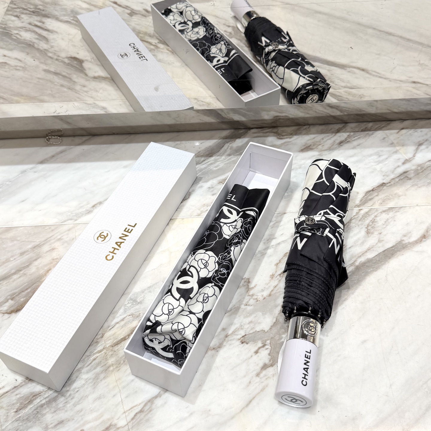 NO:772184,CHANEL (Chanel) new three-fold automatic folding umbrella, fine workmanship, temperament and fashion, the fried chicken looks good!  UV protection is a must-have for everyone!  Umbrella parasol sun umbrella, umbrella, chanel, chanel, umbrellas19860909CHANEL（香奈儿）新款三折自动折叠晴雨伞 做工精细 气质 时尚 炒鸡好看！防紫外线 人手必备 ！雨伞遮阳伞太阳伞,雨伞,chanel,chanel,umbrellas,accessory