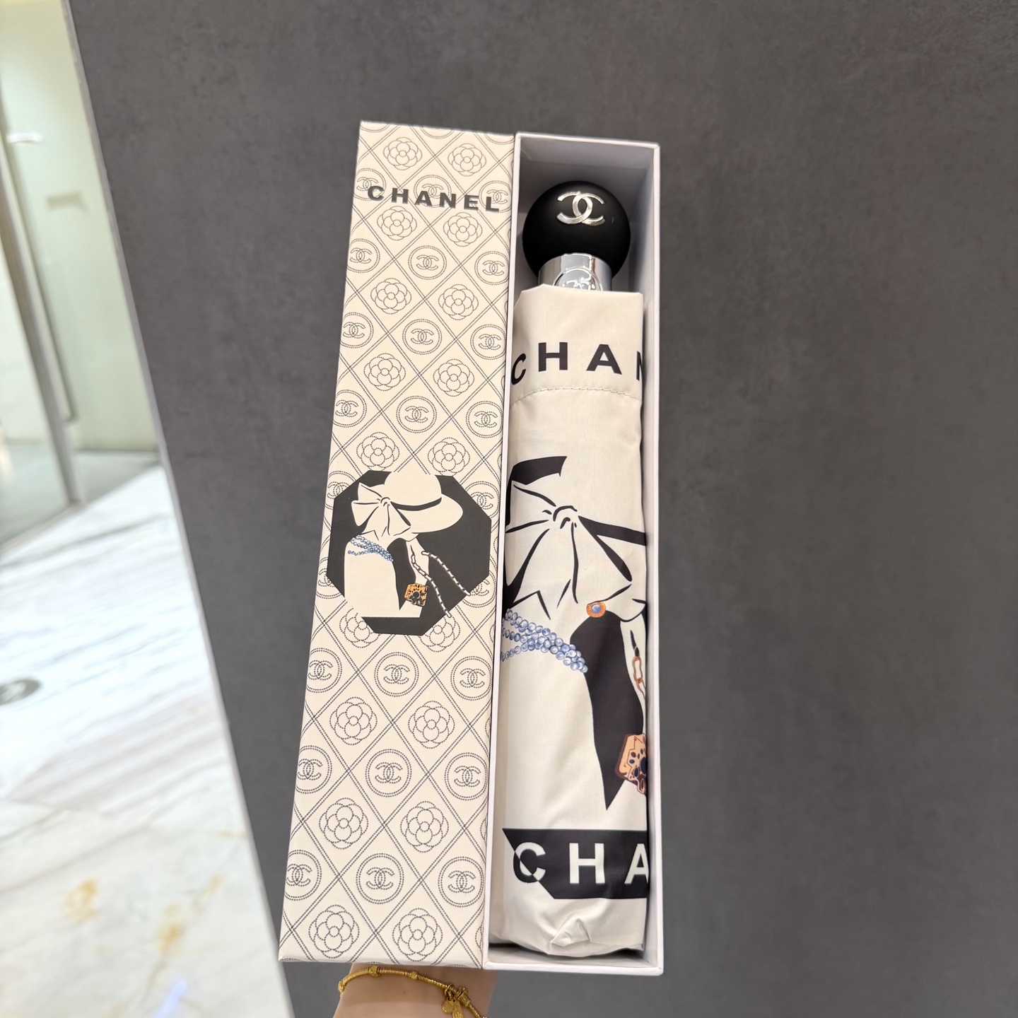 NO:815922,CHANEL (Chanel) new summer model, fully automatic folding umbrella, black coating sunscreen effectively blocks 99% of ultraviolet rays, UPF>, so it can have a cooling effect under the umbrella!  Effective heat insulation and efficient sun protection. It can be done in one go. It is ultra-light and the whole material is very light. Width and diameter 102cm. Gift box [gift] umbrella, sunshade, sun umbrella, umbrella, chanel, chanel, umbrellas19860909CHANEL（香奈儿）夏季新款 全自动折叠晴雨伞 黑色涂层防晒有效阻隔紫外线99,UPF> 所以能起到伞下体感降温的效果！ 有效隔热,高效防晒 一把搞定,超轻全吕材质自重很轻 宽度直径102cm 礼盒装[礼物]雨伞遮阳伞太阳伞,雨伞,chanel,chanel,umbrellas,accessory