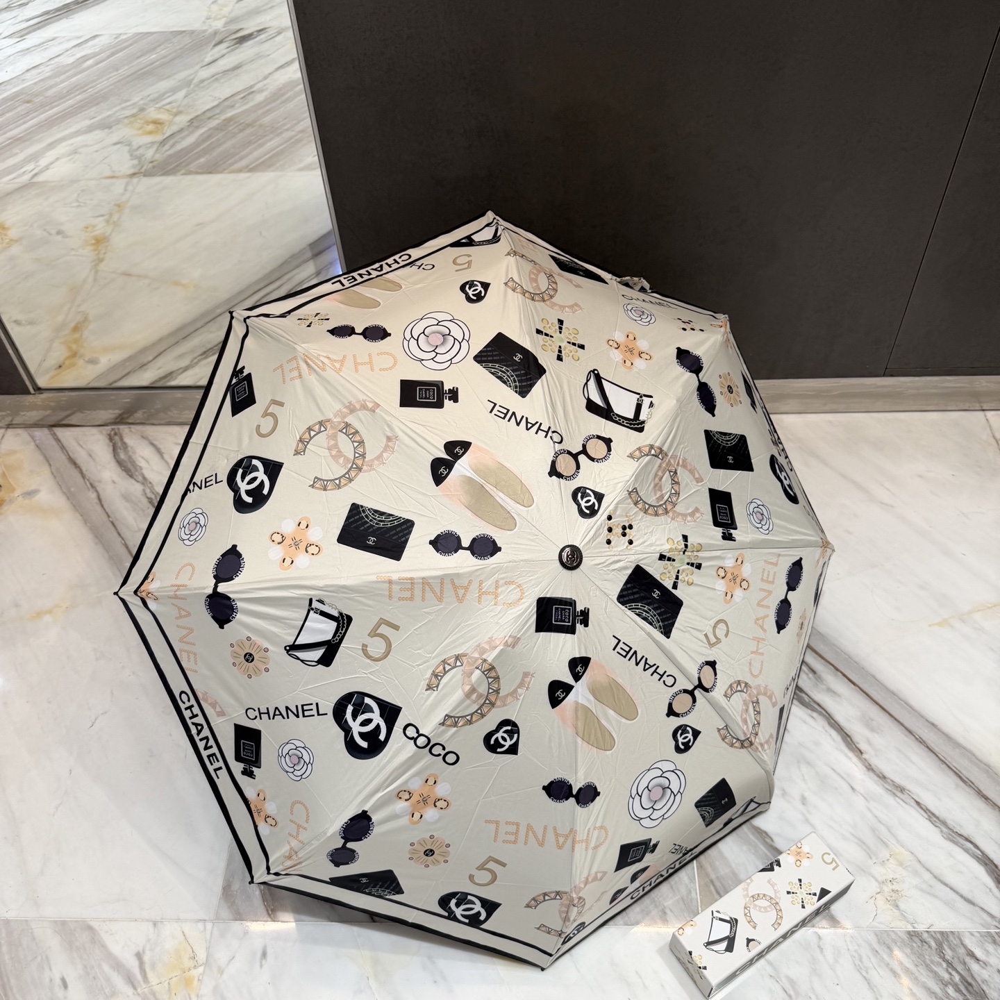 ▪️白色\n小香五折折叠晴雨伞\n\n时尚原单代工品质细节精致看得见的品质打破一成不变色泽纯正艳丽！