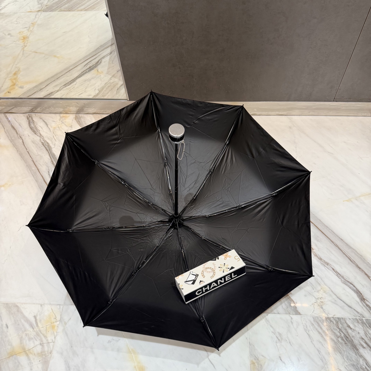 ▪️白色\n小香五折折叠晴雨伞\n\n时尚原单代工品质细节精致看得见的品质打破一成不变色泽纯正艳丽！