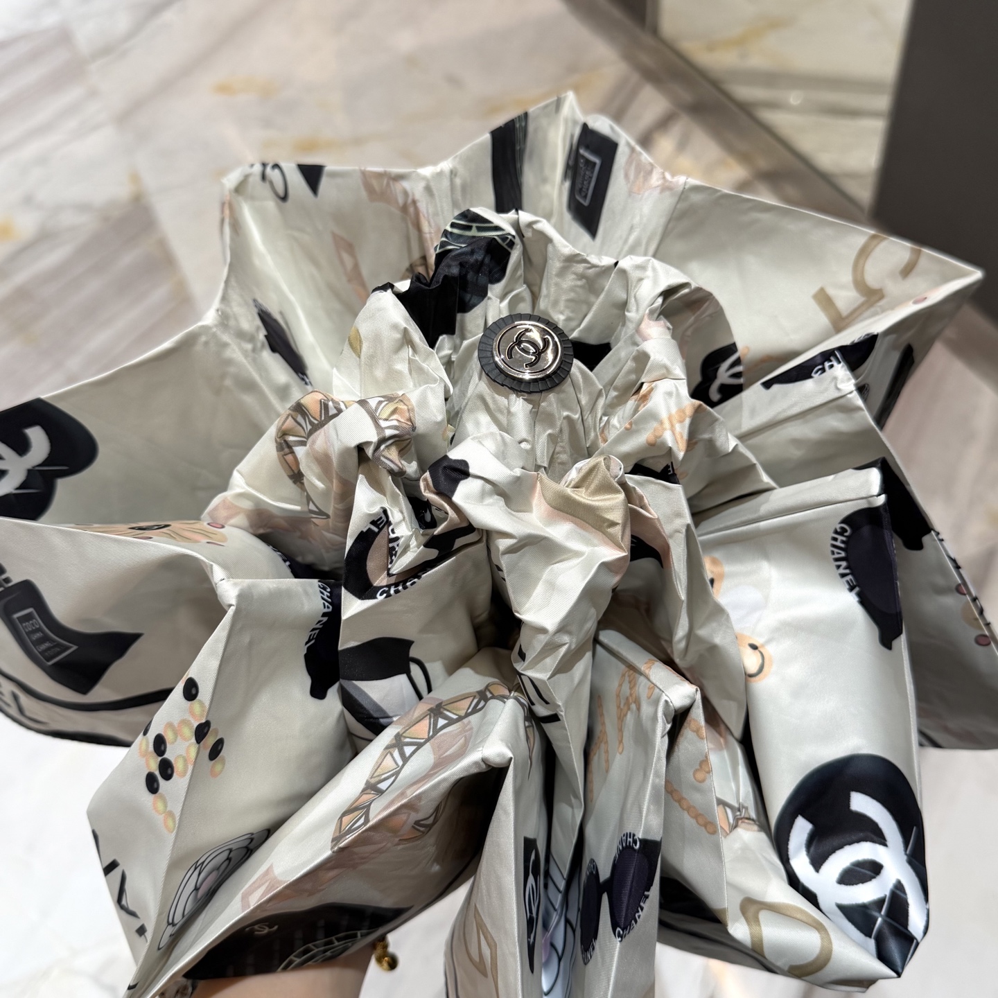 ▪️白色\n小香五折折叠晴雨伞\n\n时尚原单代工品质细节精致看得见的品质打破一成不变色泽纯正艳丽！
