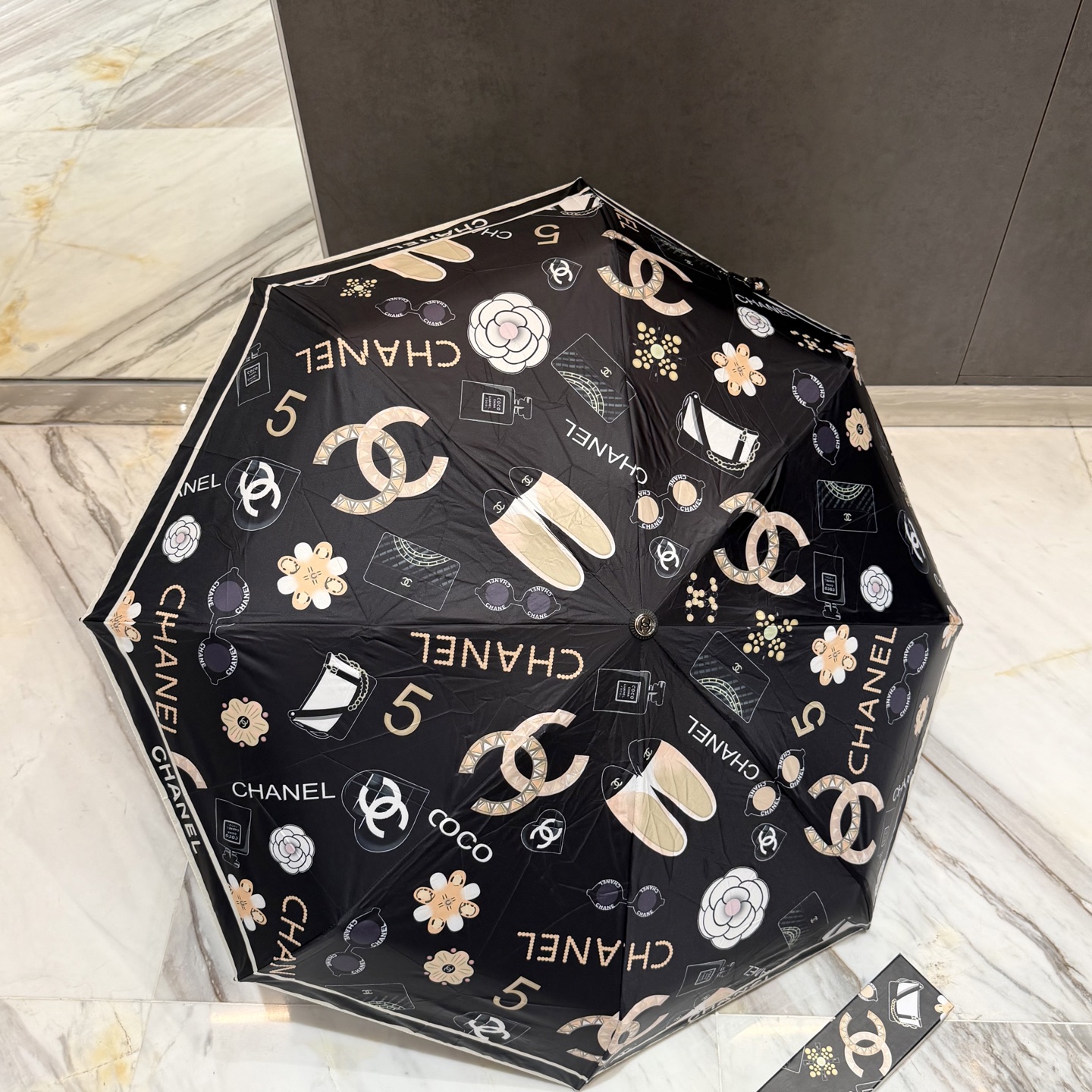 ▪️黑色\n小香五折折叠晴雨伞\n\n时尚原单代工品质细节精致看得见的品质打破一成不变色泽纯正艳丽！