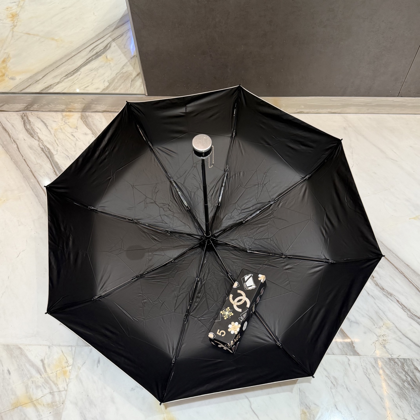 ▪️黑色\n小香五折折叠晴雨伞\n\n时尚原单代工品质细节精致看得见的品质打破一成不变色泽纯正艳丽！