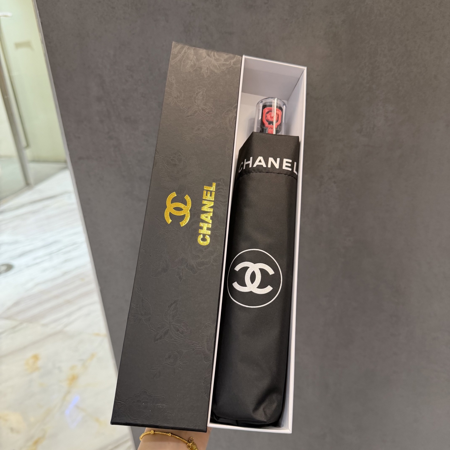 NO:772252,CHANEL (Chanel) new summer model, fully automatic folding umbrella, black coating sunscreen effectively blocks 99% of ultraviolet rays, UPF>50, so it can have a cooling effect under the umbrella!  Effective heat insulation and efficient sun protection. It can be done in one go. It is ultra-light and the whole material is very light. Width and diameter 102cm. Gift box [gift] umbrella, sunshade, sun umbrella, umbrella, chanel, chanel, umbrellas19860909CHANEL（香奈儿）夏季新款 全自动折叠晴雨伞 黑色涂层防晒有效阻隔紫外线99,UPF>50 所以能起到伞下体感降温的效果！ 有效隔热,高效防晒 一把搞定,超轻全吕材质自重很轻 宽度直径102cm 礼盒装[礼物]雨伞遮阳伞太阳伞,雨伞,chanel,chanel,umbrellas,accessory