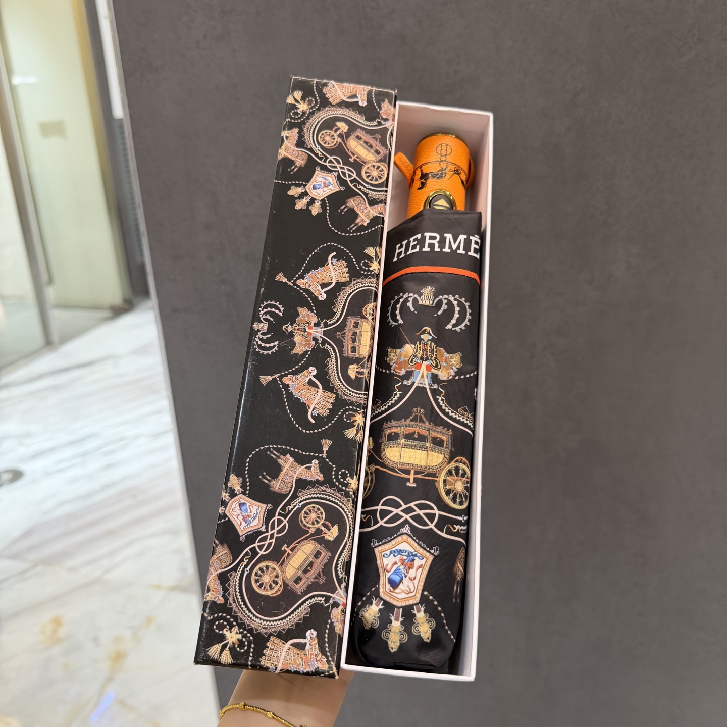 NO:815855,HERMES Tri-fold Sunscreen Umbrella, a new model for summer, fully automatic folding sun umbrella. The black sunscreen coating on the inside effectively blocks 99% of ultraviolet rays, UPF>50, so it can have a cooling effect under the umbrella!  Effective heat insulation and efficient sun protection. It can be done in one go. It is ultra-light and the whole material is very light. The width and diameter are 102cm. It can be folded into a 30cm gift box for umbrellas, parasols, sun umbrellas, umbrellas, hermes, hermes, and umbrellas.19860909爱马仕HERMES 三折防晒睛雨伞 夏季新款 全自动折叠晴雨伞 内里黑色涂层防晒有效阻隔紫外线99,UPF>50 所以能起到伞下体感降温的效果！ 有效隔热 高效防晒 一把搞定,超轻全吕材质自重很轻 宽度直径102cm ,折30cm礼盒装雨伞遮阳伞太阳伞,雨伞,hermes,hermes,umbrellas,accessory