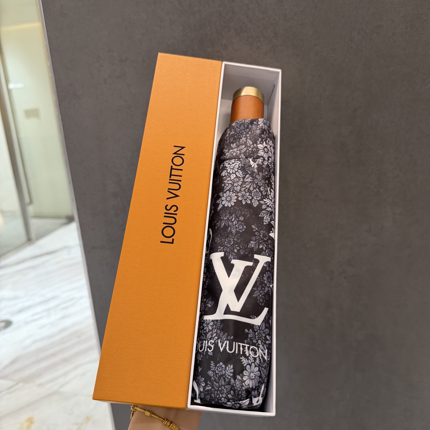 NO:815859,LV Louis Vuitton Tri-fold Sunscreen Umbrella, new model for summer, fully automatic folding sun umbrella. The black sunscreen coating on the inside effectively blocks 99% of ultraviolet rays, UPF>50, so it can have a cooling effect under the umbrella!  Effective heat insulation and efficient sun protection. It can be done in one go. It is ultra-light and the whole material is very light. The width and diameter are 102cm. It can be folded into a 30cm gift box for umbrellas, parasols, sun umbrellas, umbrellas, louis vuitton, louis vuitton, and umbrellas.19860909LV 路易威登三折防晒睛雨伞 夏季新款 全自动折叠晴雨伞 内里黑色涂层防晒有效阻隔紫外线99,UPF>50 所以能起到伞下体感降温的效果！ 有效隔热 高效防晒 一把搞定,超轻全吕材质自重很轻 宽度直径102cm ,折30cm礼盒装雨伞遮阳伞太阳伞,雨伞,louis vuitton,louis vuitton,umbrellas,accessory