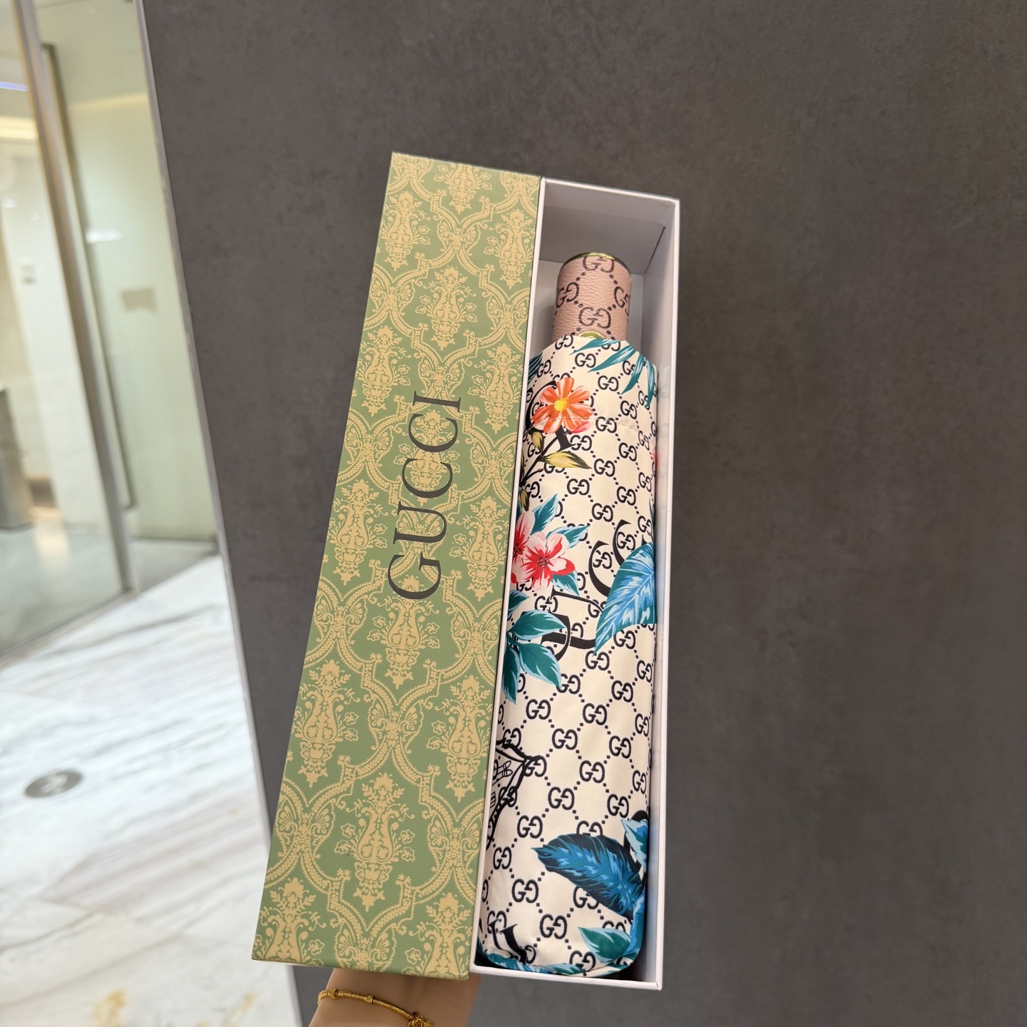 NO:815835,Gucci Tri-fold Sunscreen Umbrella, new model for summer, fully automatic folding sun umbrella. The black sunscreen coating on the inside effectively blocks 99% of ultraviolet rays, UPF>, so it can have a cooling effect under the umbrella!  Effective heat insulation and efficient sun protection. It can be done in one go. It is ultra-light and the whole material is very light. The width and diameter are 102cm. It can be folded into a 30cm gift box for umbrellas, parasols, sun umbrellas, umbrellas, gucci, gucci, and umbrellas.19860909古驰Gucci 三折防晒睛雨伞 夏季新款 全自动折叠晴雨伞 内里黑色涂层防晒有效阻隔紫外线99,UPF> 所以能起到伞下体感降温的效果！ 有效隔热 高效防晒 一把搞定,超轻全吕材质自重很轻 宽度直径102cm ,折30cm礼盒装雨伞遮阳伞太阳伞,雨伞,gucci,gucci,umbrellas,accessory
