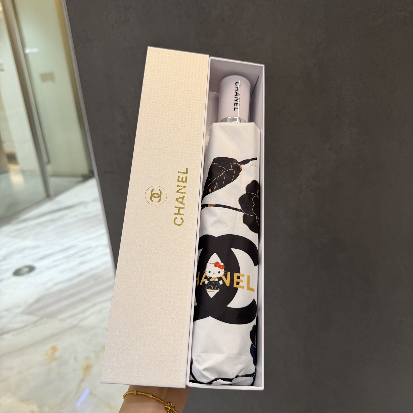 NO:815838,CHANEL (Chanel) new three-fold automatic folding umbrella, fine workmanship, temperament and fashion, the fried chicken looks good!  UV protection is a must-have for everyone!  Umbrellas, parasols, umbrellas, chanel, chanel, umbrellas19860909CHANEL（香奈儿）新款三折自动折叠晴雨伞 做工精细 气质 时尚 炒鸡好看！防紫外线 人手必备 ！雨伞遮阳伞太阳伞,雨伞,chanel,chanel,umbrellas,accessory