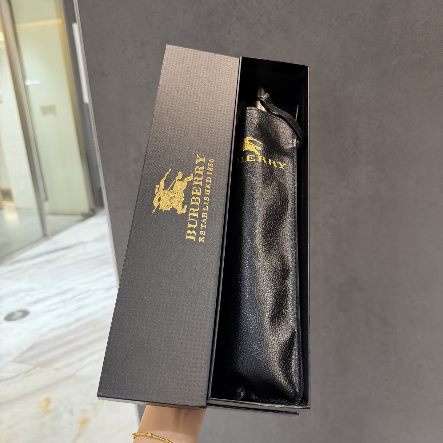 NO:815857,BURBERRY Tri-fold Sunscreen Umbrella, a new model for summer, fully automatic folding sun umbrella. The black sunscreen coating on the inside effectively blocks 99% of ultraviolet rays, UPF>50, so it can have a cooling effect under the umbrella!  Effective heat insulation and efficient sun protection. It can be done in one go. It is ultra-light and the whole material is very light. The width and diameter are 102cm. It can be folded into a 30cm gift box for umbrellas, parasols, sun umbrellas, umbrellas, burberry, burberry, and umbrellas.19860909巴宝莉BURBERRY三折防晒睛雨伞 夏季新款 全自动折叠晴雨伞 内里黑色涂层防晒有效阻隔紫外线99,UPF>50 所以能起到伞下体感降温的效果！ 有效隔热 高效防晒 一把搞定,超轻全吕材质自重很轻 宽度直径102cm ,折30cm礼盒装雨伞遮阳伞太阳伞,雨伞,burberry,burberry,umbrellas,accessory