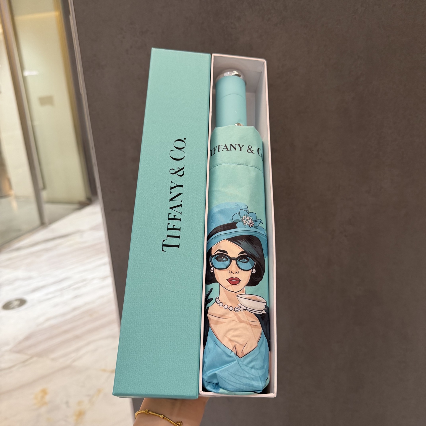 NO:815939,Tiffany LED light sunscreen umbrella, new summer model, fully automatic folding sun umbrella, black coating sunscreen inside effectively blocks 99% of ultraviolet rays, UPF>50, so it can have a cooling effect under the umbrella!  Effective heat insulation and efficient sun protection. It can be done in one go. It is ultra-light and the whole material is very light. The width and diameter are 102cm. It can be folded into a 30cm gift box for umbrellas, parasols, sun umbrellas, umbrellas, tiffany, and umbrellas.19860909Tiffany蒂芙尼 LED灯防晒睛雨伞 夏季新款 全自动折叠晴雨伞 内里黑色涂层防晒有效阻隔紫外线99,UPF>50 所以能起到伞下体感降温的效果！ 有效隔热 高效防晒 一把搞定,超轻全吕材质自重很轻 宽度直径102cm ,折30cm礼盒装雨伞遮阳伞太阳伞,雨伞,tiffany,umbrellas,accessory