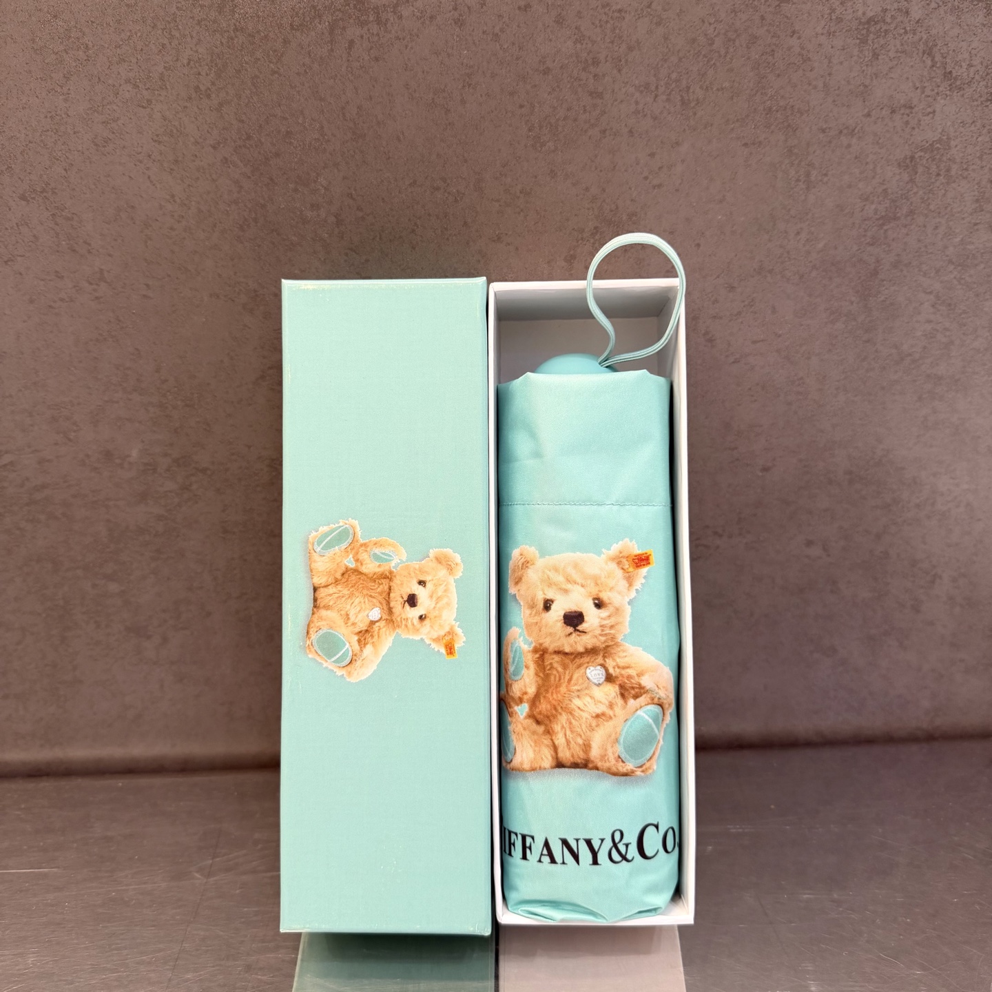 NO:815910,Tiffany (Tiffany) new model 50% off folding umbrella, fashionable original OEM quality, exquisite details, visible quality, breaking the stereotype, pure and gorgeous color!  Umbrellas, parasols, umbrellas, tiffany, umbrellas19860909Tiffany（蒂芙尼）新款 五折 折叠晴雨伞 时尚原单代工品质 细节精致 看得见的品质 打破一成不变 色泽纯正艳丽！雨伞遮阳伞太阳伞,雨伞,tiffany,umbrellas,accessory