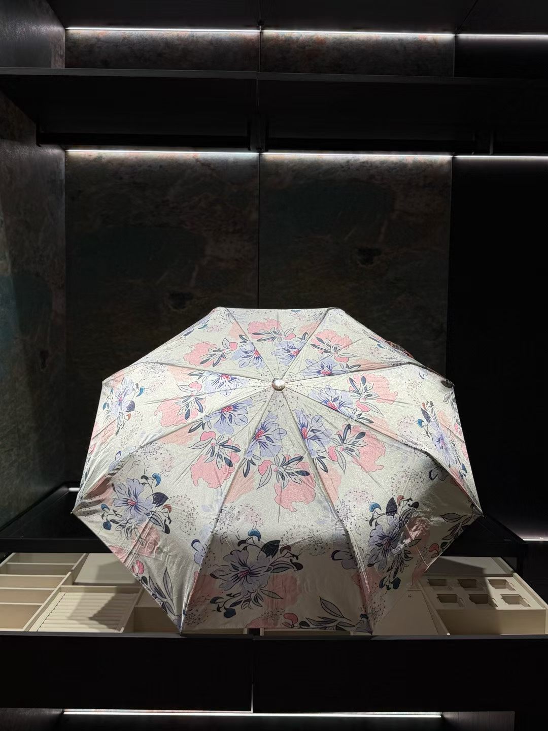 NO:895914,Italian Pasotti is the world's leading handmade umbrella brand. It is famous for its unique design inspiration, high-quality fabrics, exquisite handles and pure Italian noble blood. You can deeply appreciate it from the shape of the umbrella after opening, the material of the ribs and the exquisiteness of the handle. In addition to the strict control of materials, Pasotti's umbrella design style is fashionable and gorgeous. It is widely welcomed and enthusiastically sought after around the world. When umbrellas are regarded as consumables, this makes high-end umbrellas even more special.  And meet the needs of tasteful people for umbrellas, umbrellas, parasols, umbrellas, umbrellas19860909意大利Pasotti（萌塔汇）是世界上首屈一指的手工雨伞品牌 以其独特的设计灵感和上等面料 精美的手柄再加上纯正的意大利高贵血统而闻名于世 从张开后的伞型 伞骨的材质 握把的精致程度便可深刻体会到 除了对材料的严格把握 pasotti的雨伞设计风格时尚华丽 在全球受到广泛的欢迎和热烈的追捧 当雨伞被视为消耗品的时候 这反而使高级伞更显特殊 并符合品味人士对伞的需求雨伞遮阳伞太阳伞,雨伞,umbrellas,accessory