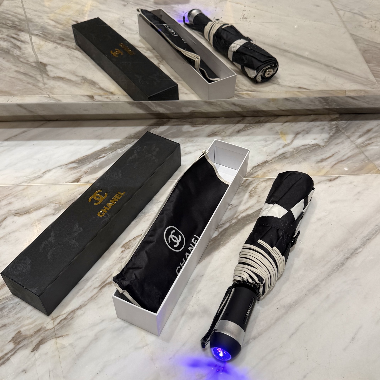 NO:944175,CHANEL (Chanel) new summer LED fully automatic folding umbrella, black coating sunscreen effectively blocks 99% of ultraviolet rays, UPF>50, so it can have a cooling effect under the umbrella!  Effective heat insulation and efficient sun protection. It can be done in one go. It is ultra-light and the whole material is very light. Width and diameter 102cm. Gift box [gift] umbrella, sunshade, sun umbrella, umbrella, chanel, chanel, umbrellas19860909CHANEL（香奈儿）夏季新款 LED全自动折叠晴雨伞 黑色涂层防晒有效阻隔紫外线99,UPF>50 所以能起到伞下体感降温的效果！ 有效隔热,高效防晒 一把搞定,超轻全吕材质自重很轻 宽度直径102cm 礼盒装[礼物]雨伞遮阳伞太阳伞,雨伞,chanel,chanel,umbrellas,accessory