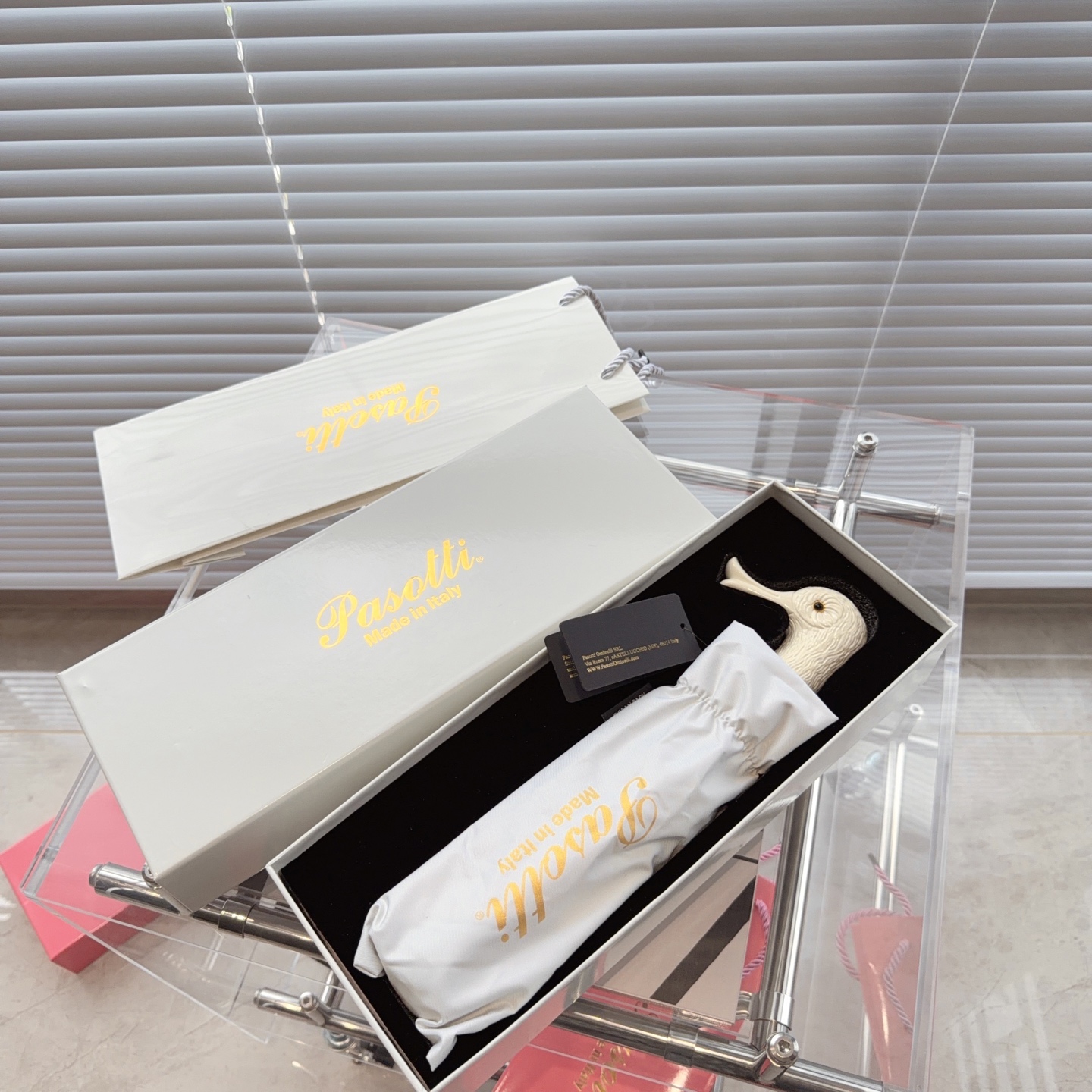 NO:944096,Italian Pasotti high-end brand duck-head automatic folding umbrella | The first choice for gentle and healing gifts. Delicate hand-carved duck-head handles, full of texture, and comes with a gilt gift box that does not require secondary packaging. Vinyl sun protection can be used in rain or shine with one button. A small one can be hidden in a commuter bag. A gentle and healing little animal, a light luxury good gift. Give your girlfriends and girlfriends a sense of atmosphere and fill them up with umbrellas, parasols, sun umbrellas, umbrellas, and umbrellas.19860909意大利Pasotti（葩莎帝）高端品牌鸭头自动折叠伞｜温柔治愈送礼首选 细腻手工雕刻鸭头手柄,肌理质感拉满,自带鎏金礼盒无需二次包装 黑胶防晒晴雨双用,一键自动开合,小小一支藏进通勤包 温柔治愈的小动物轻奢好物,送闺蜜、女友氛围感直接拉满雨伞遮阳伞太阳伞,雨伞,umbrellas,accessory