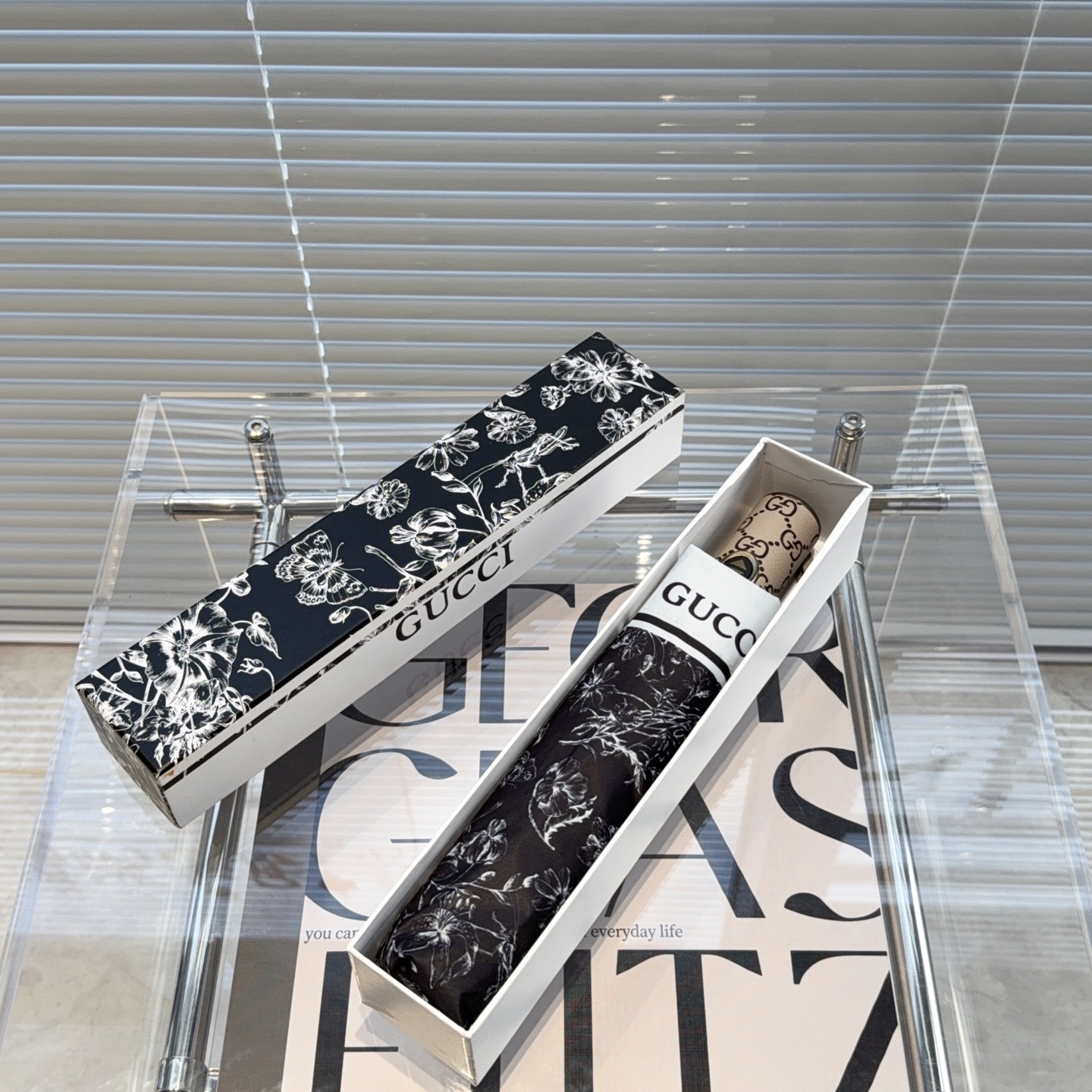 NO:944198,Gucci Tri-fold Sunscreen Umbrella, new model for summer, fully automatic folding sun umbrella. The black sunscreen coating on the inside effectively blocks 99% of ultraviolet rays, UPF>, so it can have a cooling effect under the umbrella!  Effective heat insulation and efficient sun protection. It can be done in one go. It is ultra-light and the whole material is very light. Width and diameter 102cm, folded into a 30cm gift box. Umbrellas, parasols, sun umbrellas, umbrellas, gucci, gucci, umbrellas19860909古驰Gucci 三折防晒睛雨伞 夏季新款 全自动折叠晴雨伞 内里黑色涂层防晒有效阻隔紫外线99,UPF> 所以能起到伞下体感降温的效果！ 有效隔热 高效防晒 一把搞定,超轻全吕材质自重很轻 宽度直径102cm ,折30cm礼盒装 雨伞遮阳伞太阳伞,雨伞,gucci,gucci,umbrellas,accessory
