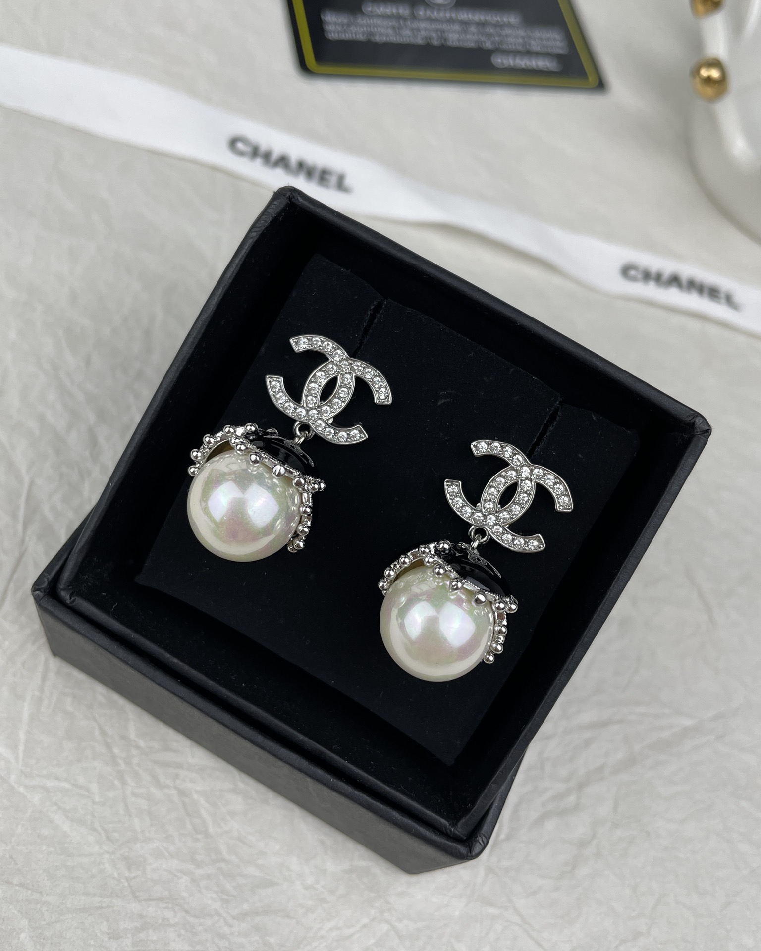 NO:101908,CHANE Xiaoxiang new white gold black flower bud pearl pendant earrings, Chanel earrings, chanel, chanel, earrings19860909CHANE 小香新款白金色黑色花苞珍珠吊坠耳钉耳环,香奈儿耳钉,chanel,chanel,earrings,Jewelry