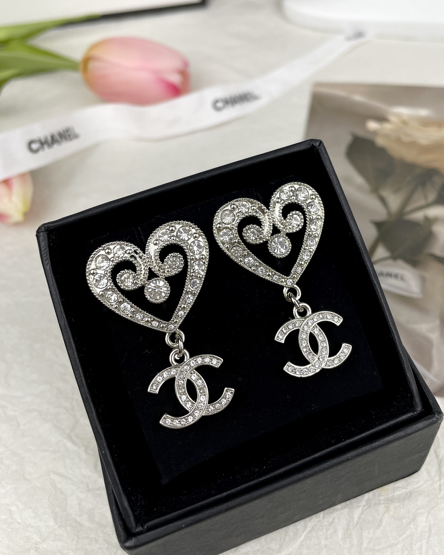 Boucles d'oreilles CHANEL cœur ajouré double C strass rond pendentif