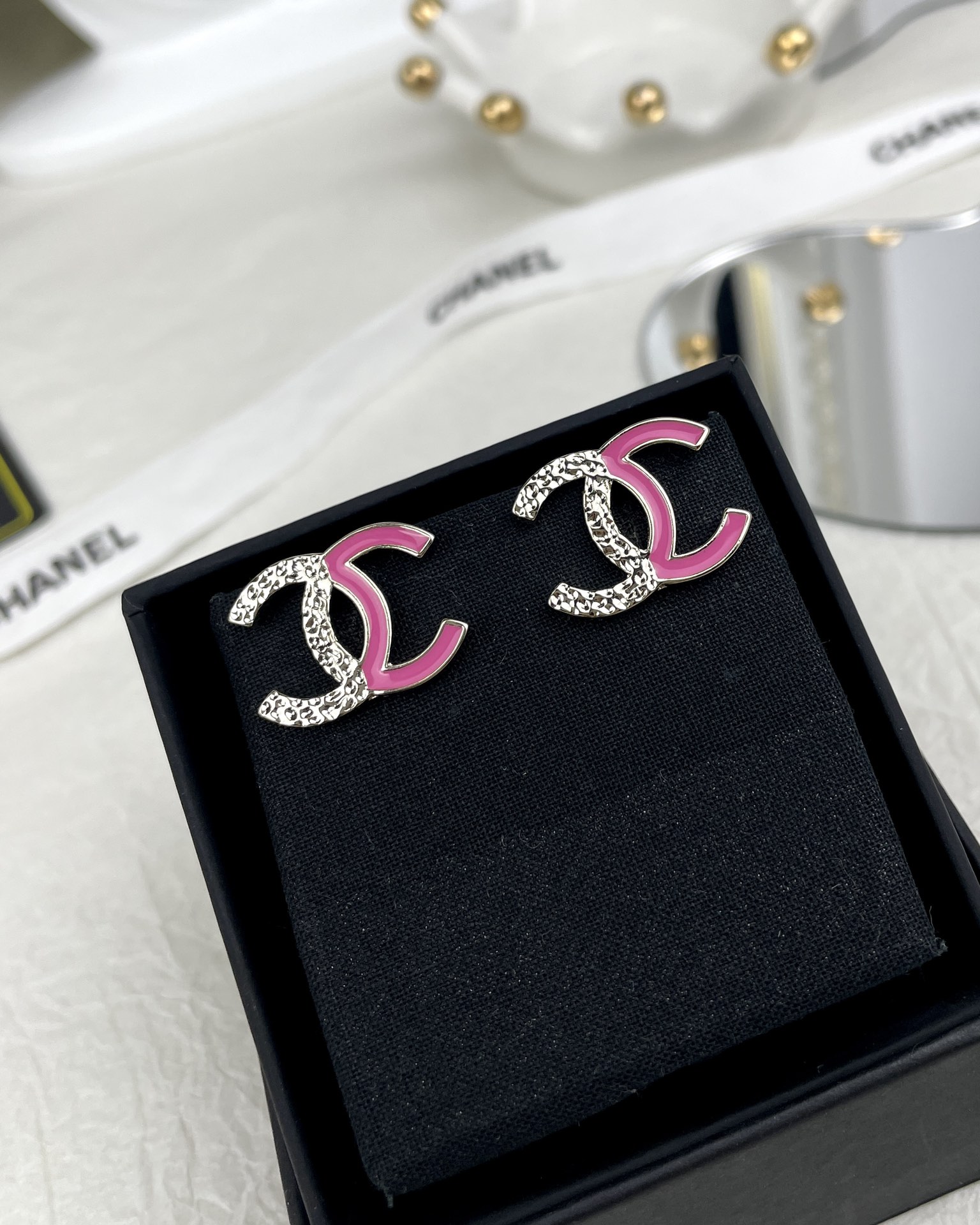 NO:100908,CHANE Xiaoxiang new 24C pink enamel half gold half pink letter C earrings, Chanel earrings, chanel, chanel19860909CHANE 小香新款24C粉色珐琅半金半粉字母C耳钉,香奈儿耳钉,chanel,chanel,Jewelry
