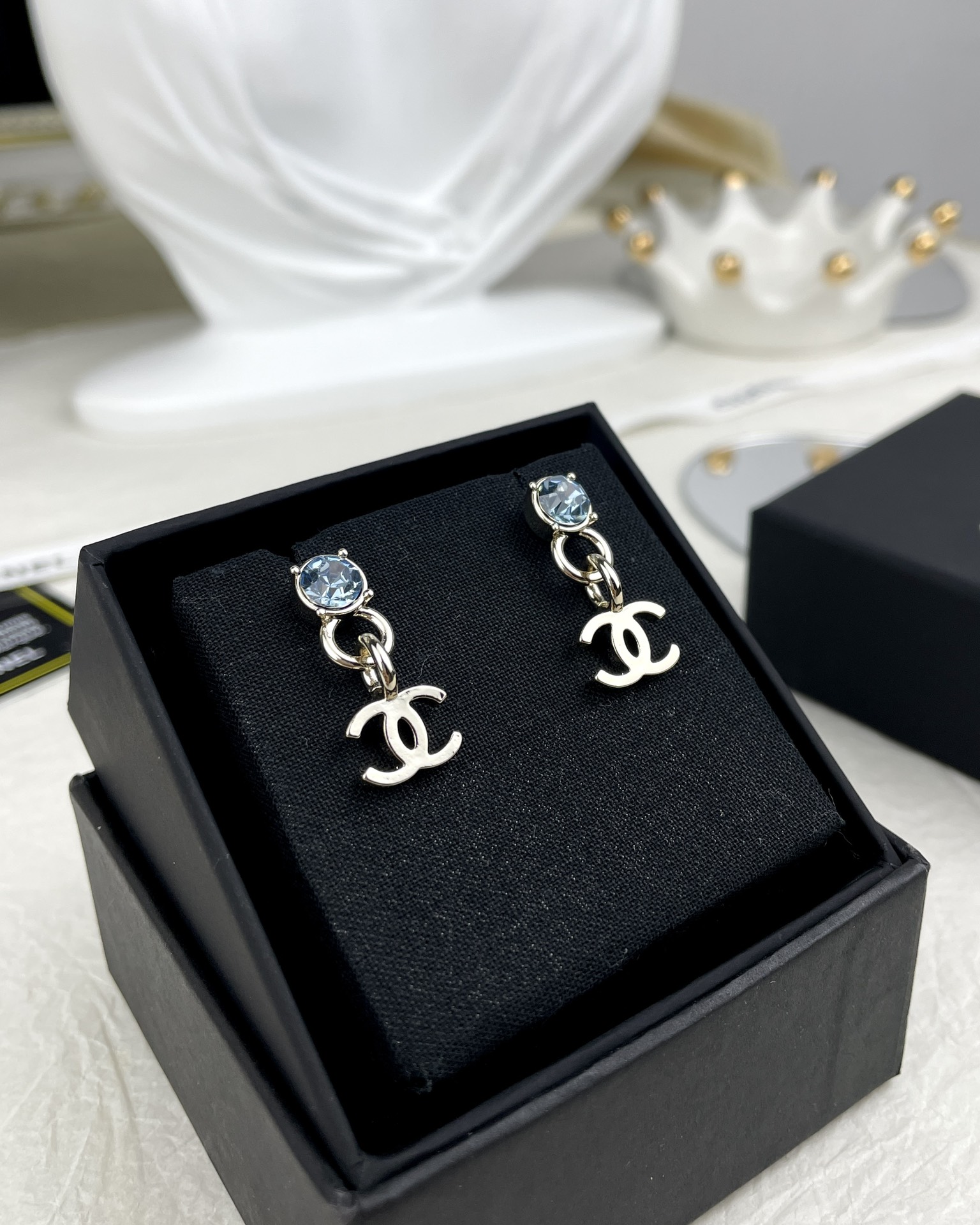 NO:100904,Xiaoxiang new style light blue rhinestone round diamond double C pendant earrings, Chanel earrings, chanel, earrings19860909小香新款 淡蓝色水钻圆钻双C吊坠耳环,香奈儿耳钉,chanel,earrings,Jewelry