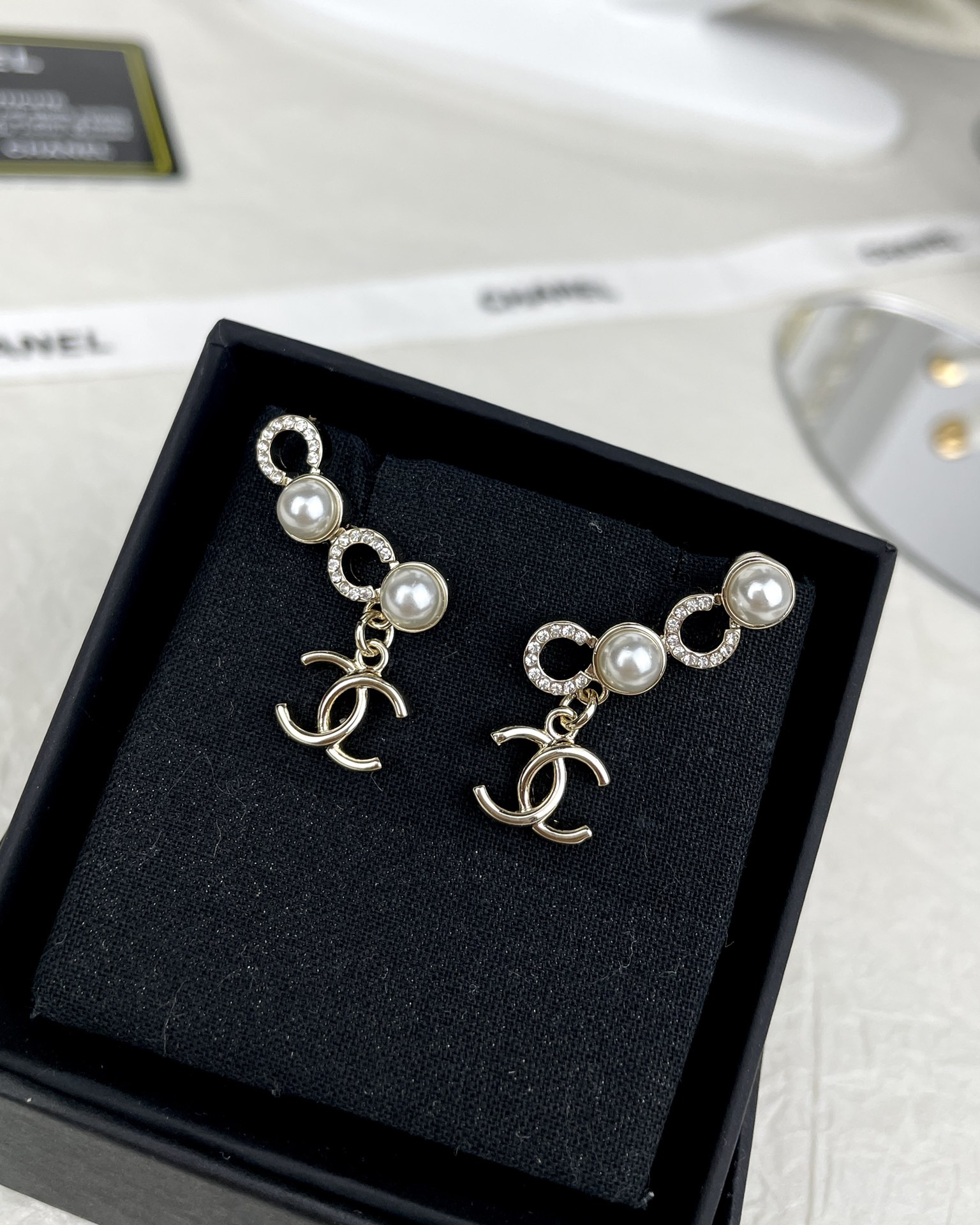 NO:100876,CHANE Xiaoxiang New COCO pearl rhinestone pendant earrings, Chanel earrings, chanel, chanel, earrings19860909CHANE 小香 新款COCO珍珠水钻吊坠耳环,香奈儿耳钉,chanel,chanel,earrings,Jewelry