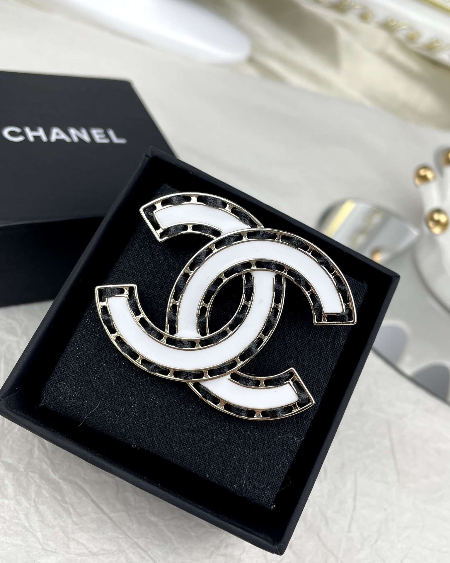 NO:101710,Xiaoxiang Double C white enamel leather brooch, Chanel brooch, chanel, brooch, breastpin19860909小香 双C白色珐琅穿皮胸针,香奈儿胸针,chanel,brooch，breastpin,Jewelry
