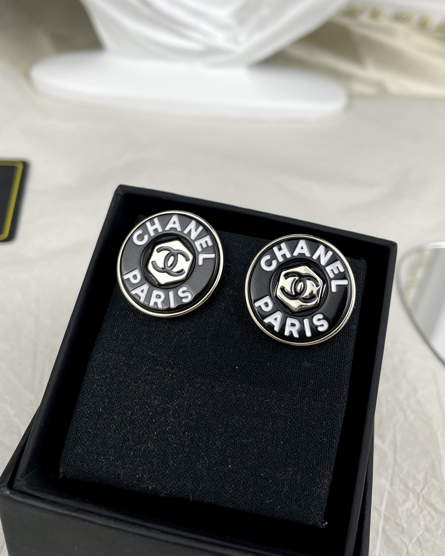 NO:100935,CHANE Xiaoxiang new black letter resin round button small fragrant earrings, Chanel earrings, chanel, chanel19860909CHANE 小香新款黑色字母树脂圆形纽扣小香耳钉,香奈儿耳钉,chanel,chanel,Jewelry