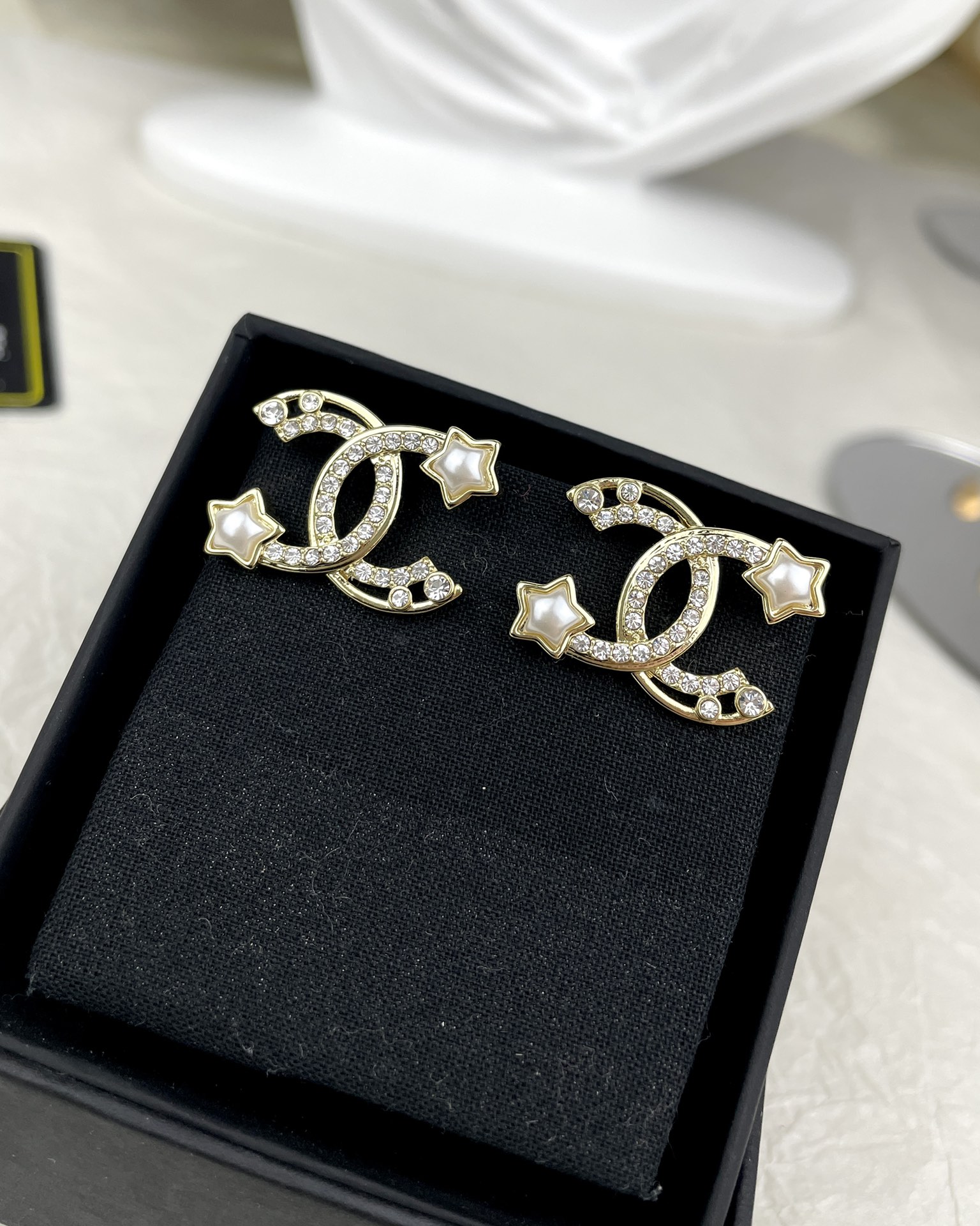 NO:103958,Xiaoxiang 24 new style Five-pointed stars Double C hollow rhinestone earrings, Chanel earrings, chanel19860909小香 24新款 五角星星 双C镂空水钻耳钉,香奈儿耳钉,chanel,Jewelry