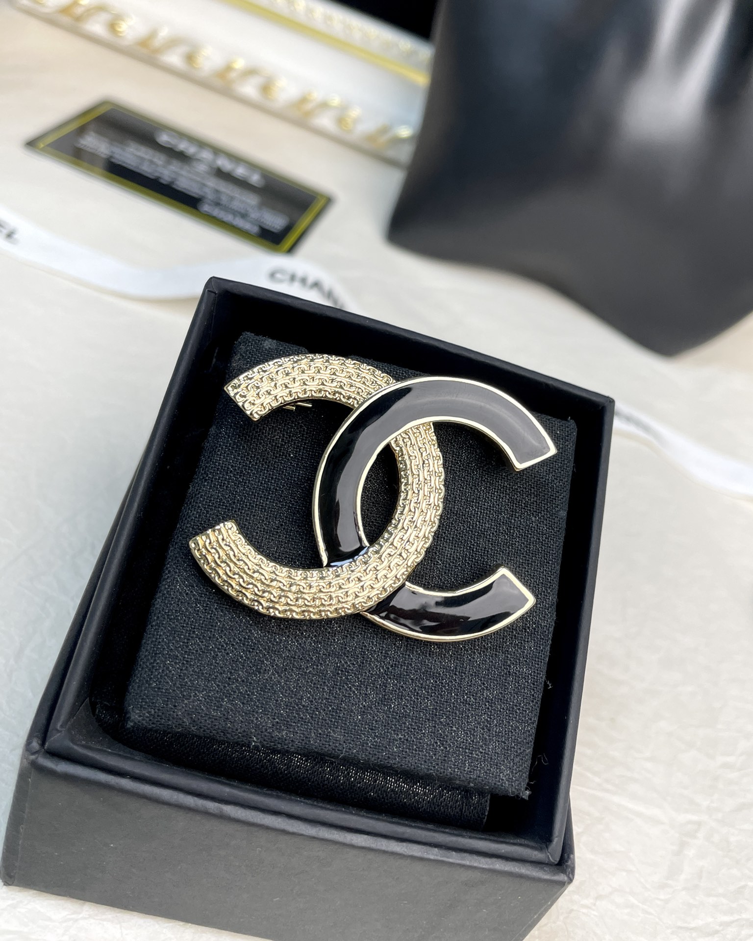 NO:101277,Xiaoxiang new black gold brooch, Chanel brooch, chanel, brooch, breastpin19860909小香新款黑金胸针,香奈儿胸针,chanel,brooch，breastpin,Jewelry