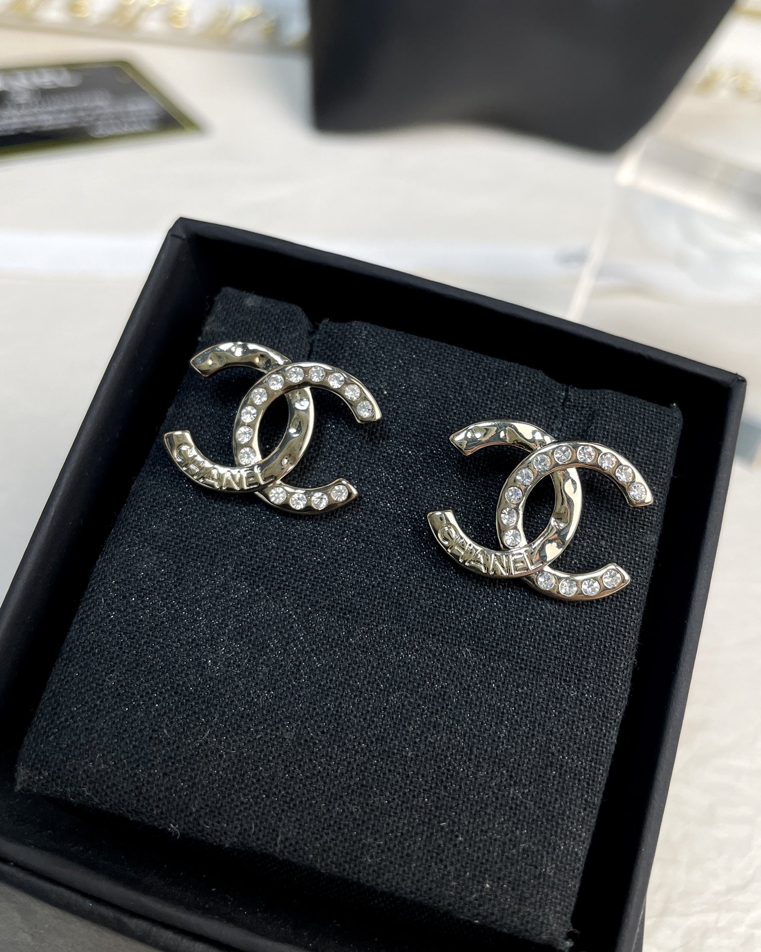 NO:101181,Xiaoxiang letter double c half-diamond earrings, Chanel earrings, chanel19860909小香 字母双c半钻耳钉,香奈儿耳钉,chanel,Jewelry