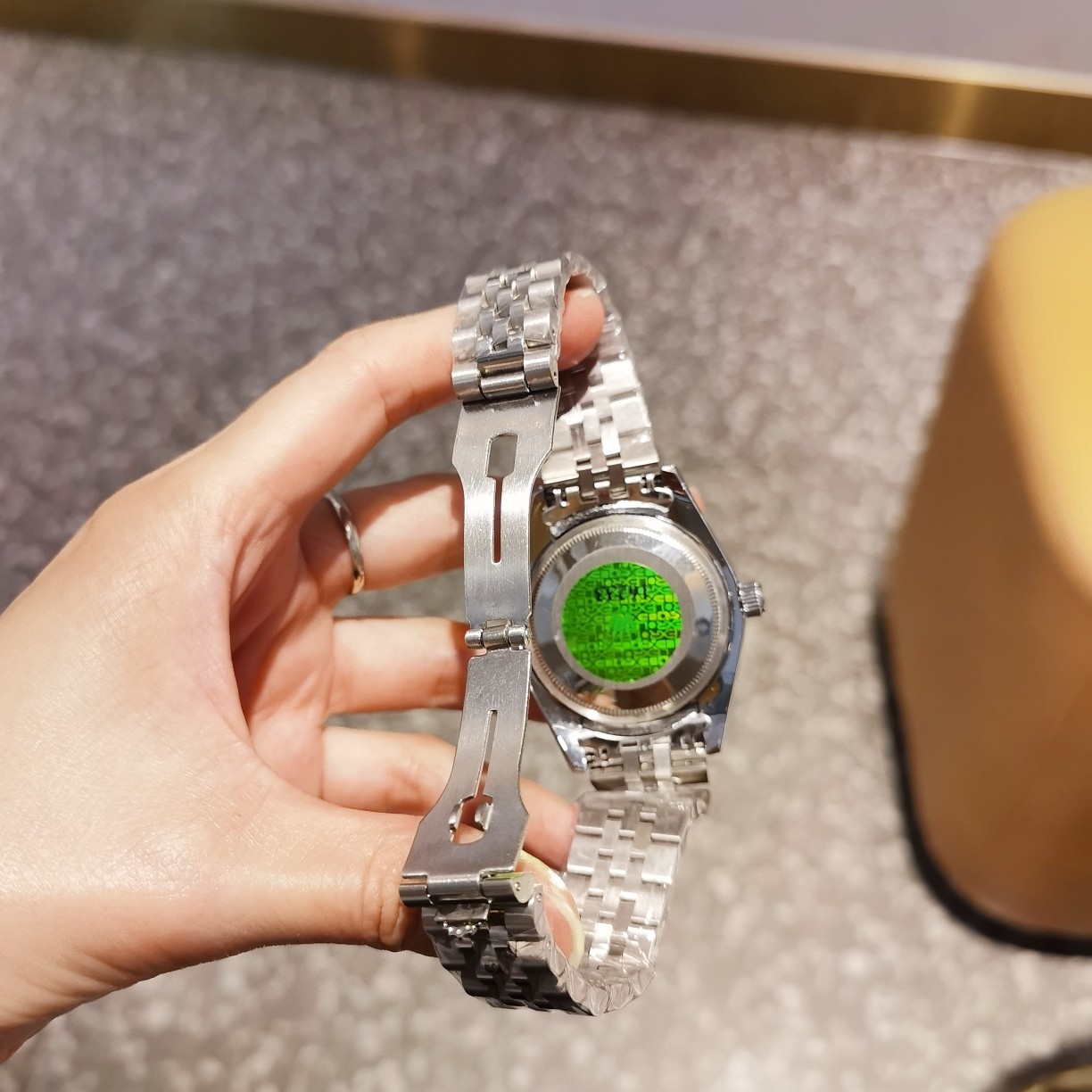 【精钢表带十原装扣】P130，劳力士—ROLEX日志系列[玫瑰][玫瑰]，🔥火爆上市🔥超强矿物质镜面，日历位晶片独具特色，表盘刻度超强夜光，全自动机械机芯，走时精准，精密防水[强][强]，直径：41mm，厚度：12mm，时尚百搭 优雅大方！