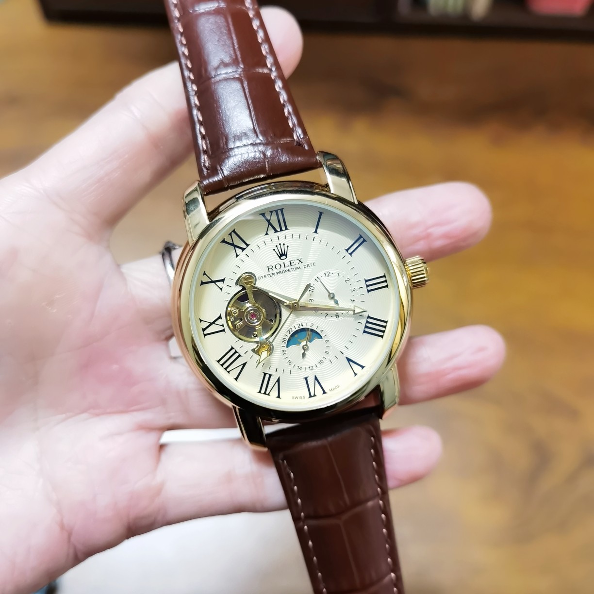 刚：P150，皮：P140，劳力士—ROLEX✨九飞轮全自动日月星辰机械⌚️，6字位白天走时(太阳)[太阳]晚上走时(月亮)[月亮]蕴含最优质的材料与一丝不苟的工艺！超强矿物质幻蓝玻璃，真空电镀，精密防水，直径：42mm，厚度：12mm，高端大气上档次，绅士首选‼️‼️