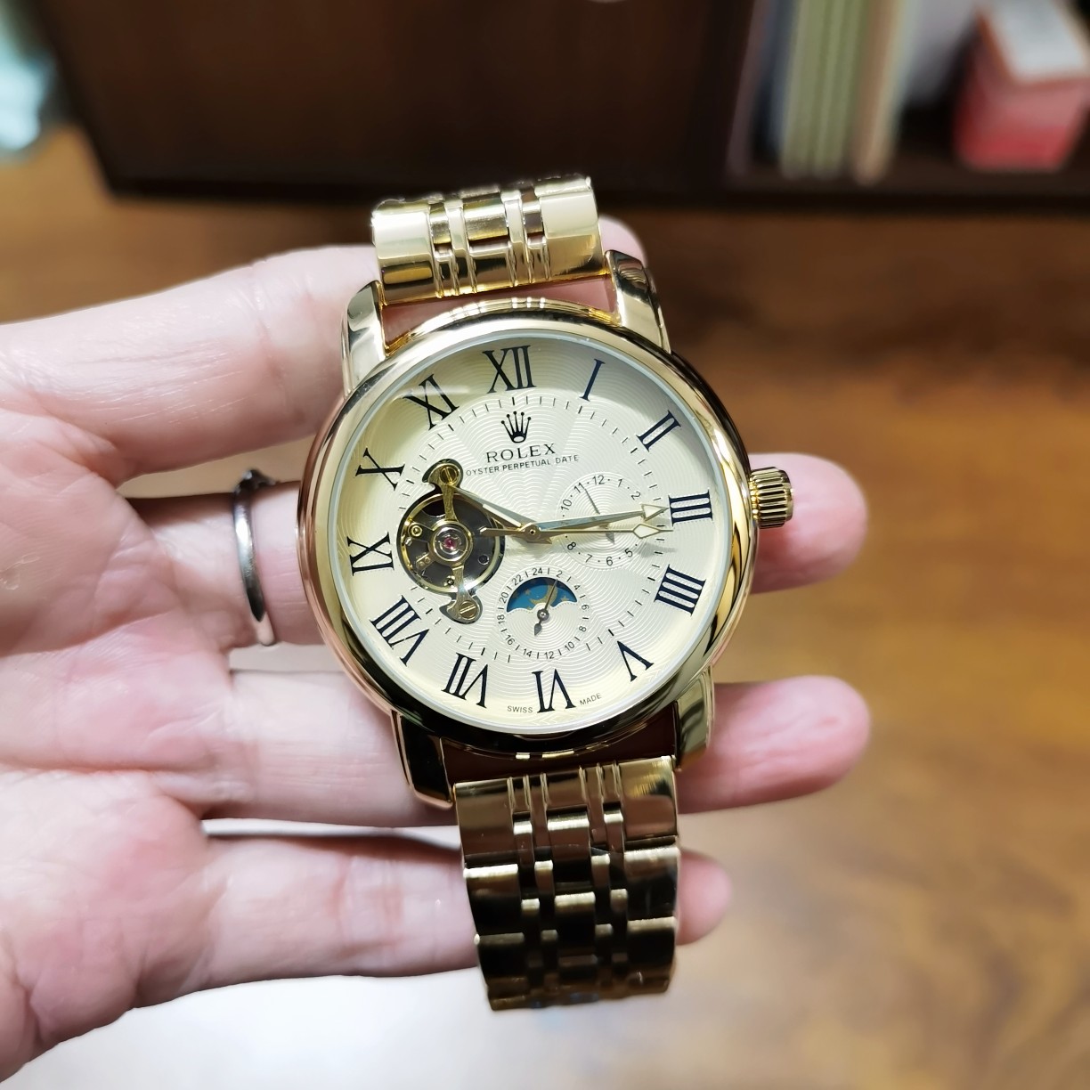 刚：P150，皮：P140，劳力士—ROLEX✨九飞轮全自动日月星辰机械⌚️，6字位白天走时(太阳)[太阳]晚上走时(月亮)[月亮]蕴含最优质的材料与一丝不苟的工艺！超强矿物质幻蓝玻璃，真空电镀，精密防水，直径：42mm，厚度：12mm，高端大气上档次，绅士首选‼️‼️