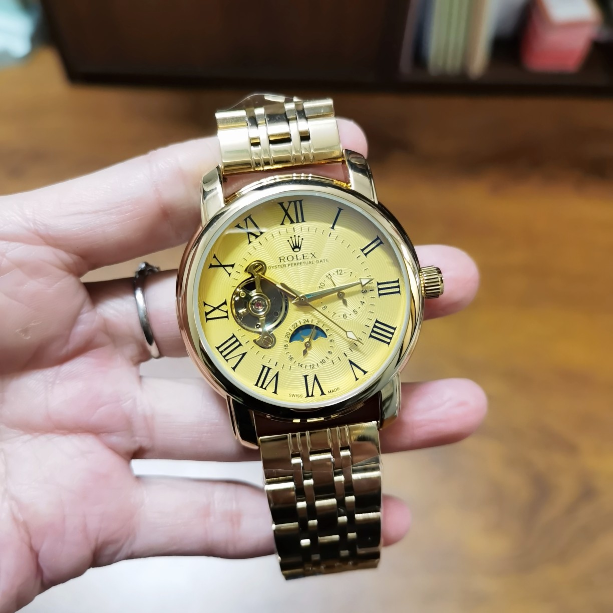 刚：P150，皮：P140，劳力士—ROLEX✨九飞轮全自动日月星辰机械⌚️，6字位白天走时(太阳)[太阳]晚上走时(月亮)[月亮]蕴含最优质的材料与一丝不苟的工艺！超强矿物质幻蓝玻璃，真空电镀，精密防水，直径：42mm，厚度：12mm，高端大气上档次，绅士首选‼️‼️