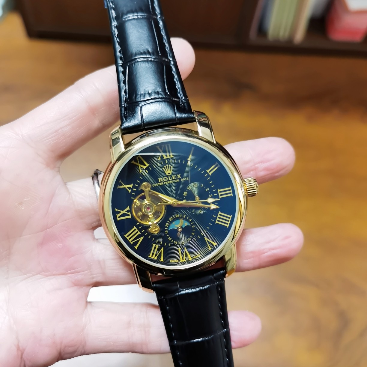 刚：P150，皮：P140，劳力士—ROLEX✨九飞轮全自动日月星辰机械⌚️，6字位白天走时(太阳)[太阳]晚上走时(月亮)[月亮]蕴含最优质的材料与一丝不苟的工艺！超强矿物质幻蓝玻璃，真空电镀，精密防水，直径：42mm，厚度：12mm，高端大气上档次，绅士首选‼️‼️