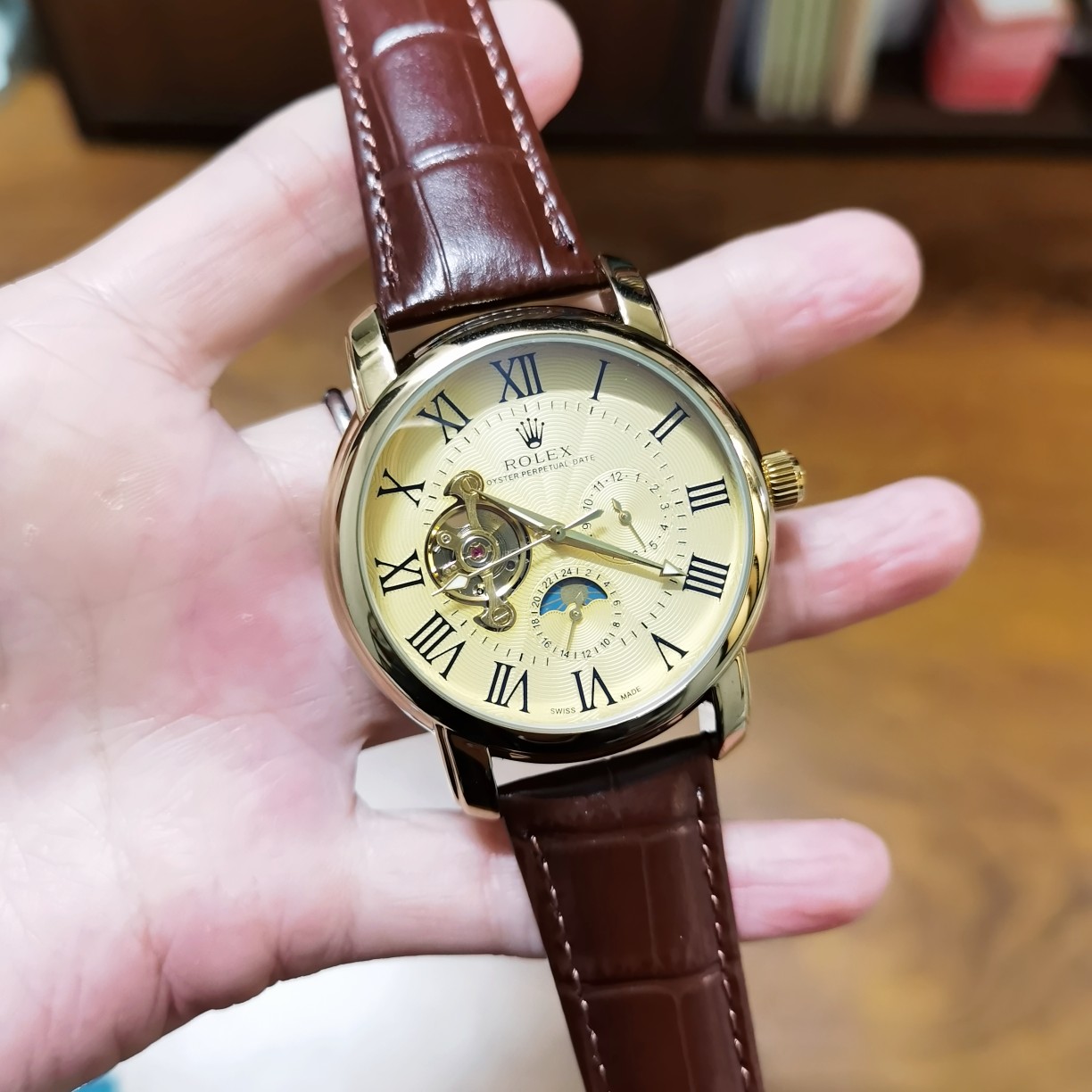 刚：P150，皮：P140，劳力士—ROLEX✨九飞轮全自动日月星辰机械⌚️，6字位白天走时(太阳)[太阳]晚上走时(月亮)[月亮]蕴含最优质的材料与一丝不苟的工艺！超强矿物质幻蓝玻璃，真空电镀，精密防水，直径：42mm，厚度：12mm，高端大气上档次，绅士首选‼️‼️