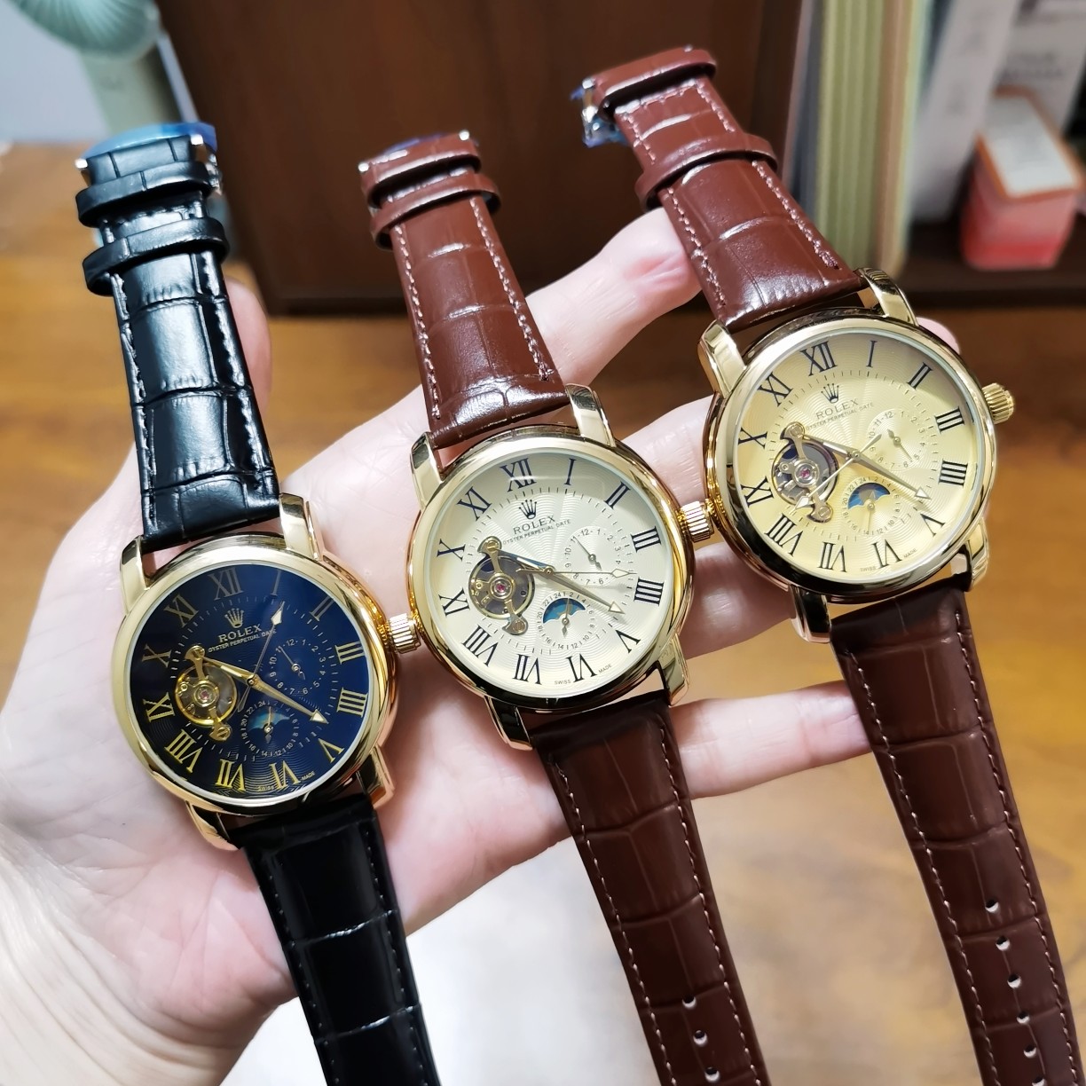 刚：P150，皮：P140，劳力士—ROLEX✨九飞轮全自动日月星辰机械⌚️，6字位白天走时(太阳)[太阳]晚上走时(月亮)[月亮]蕴含最优质的材料与一丝不苟的工艺！超强矿物质幻蓝玻璃，真空电镀，精密防水，直径：42mm，厚度：12mm，高端大气上档次，绅士首选‼️‼️