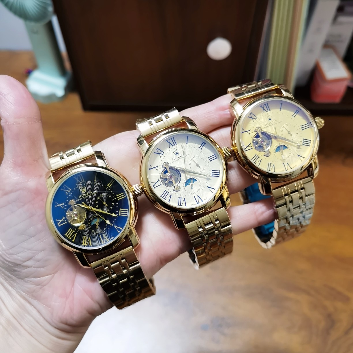 刚：P150，皮：P140，劳力士—ROLEX✨九飞轮全自动日月星辰机械⌚️，6字位白天走时(太阳)[太阳]晚上走时(月亮)[月亮]蕴含最优质的材料与一丝不苟的工艺！超强矿物质幻蓝玻璃，真空电镀，精密防水，直径：42mm，厚度：12mm，高端大气上档次，绅士首选‼️‼️