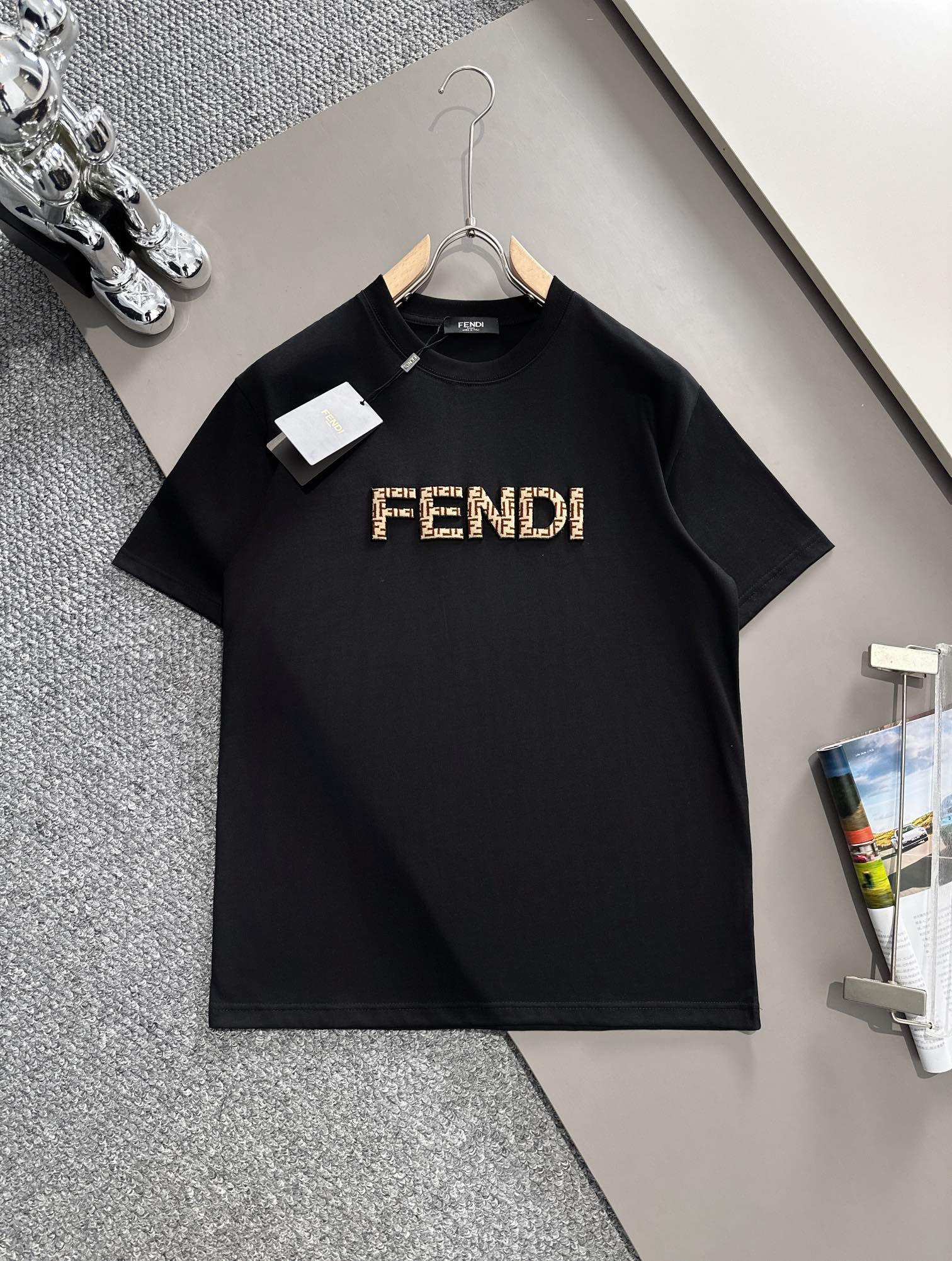 Fendi 2024 camiseta clásica de tres colores con bordado de cepillo de dientes, elegante y de alta calidad, ve…