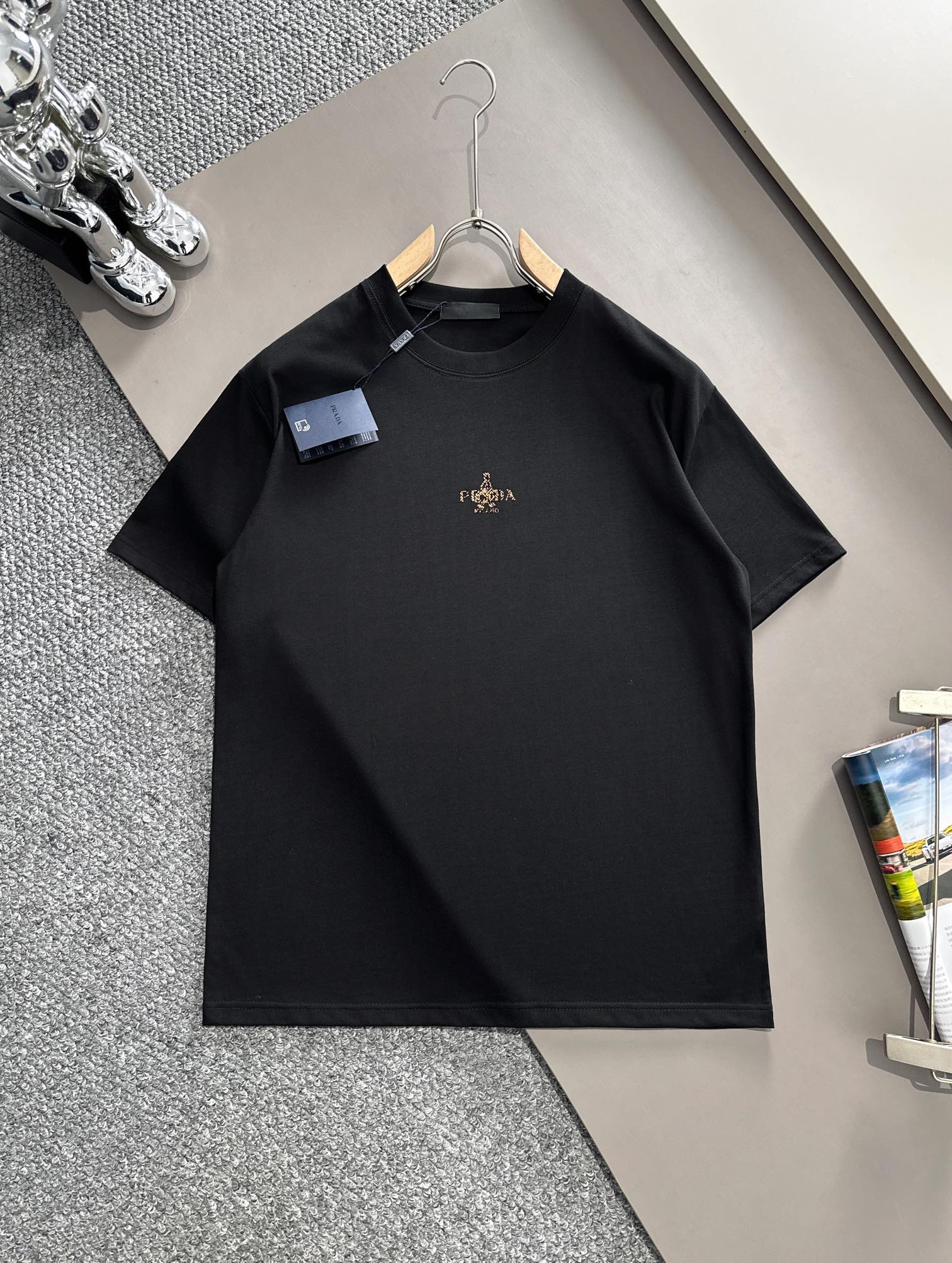 Prada 2024 top de manga corta de primera calidad en tres colores: negro, blanco y albaricoque, con logo clási…
