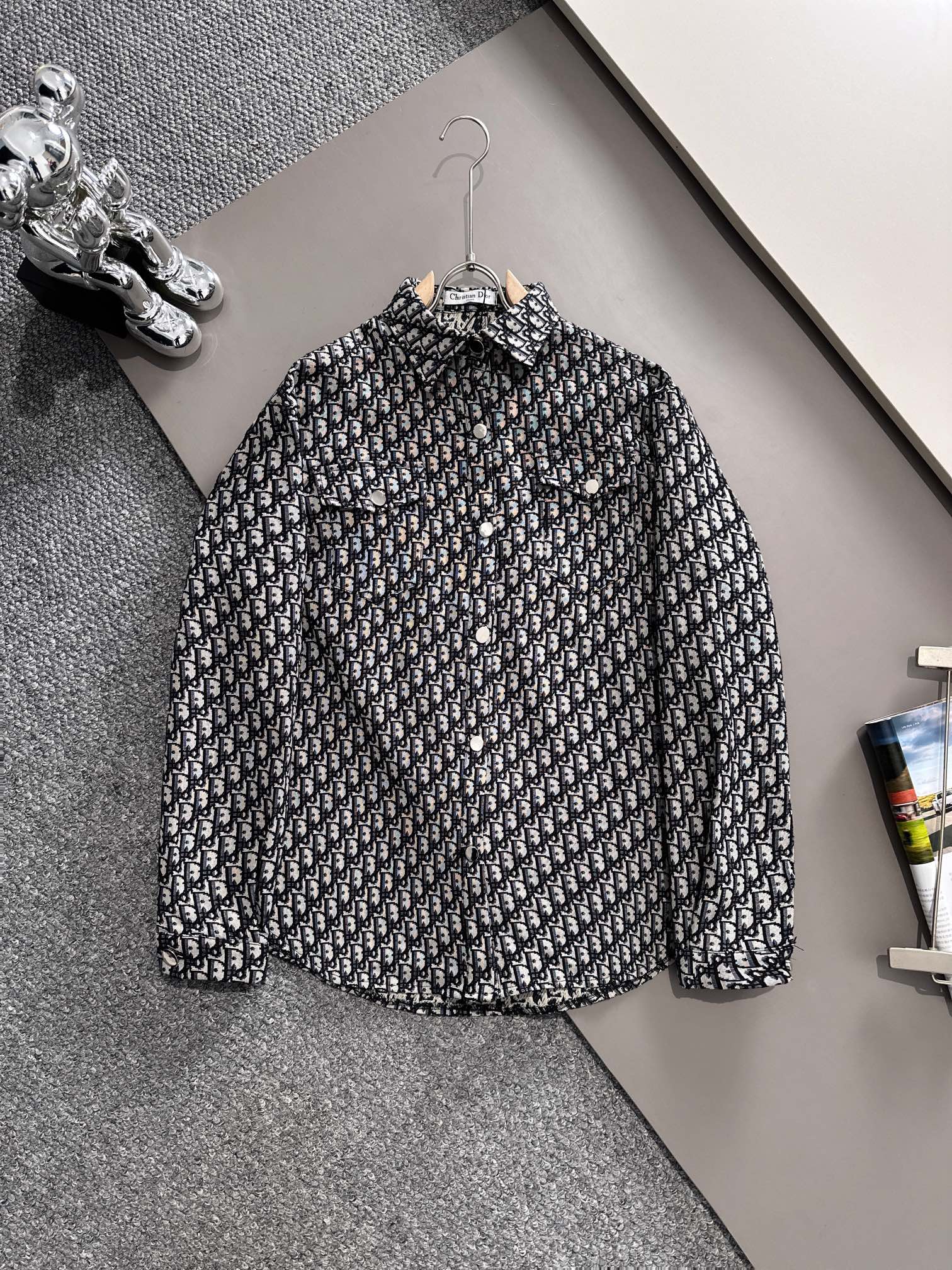 La nueva chaqueta camisera de mezclilla con estampado integral de Dior 2024 es de hecho un clásico que nunca …