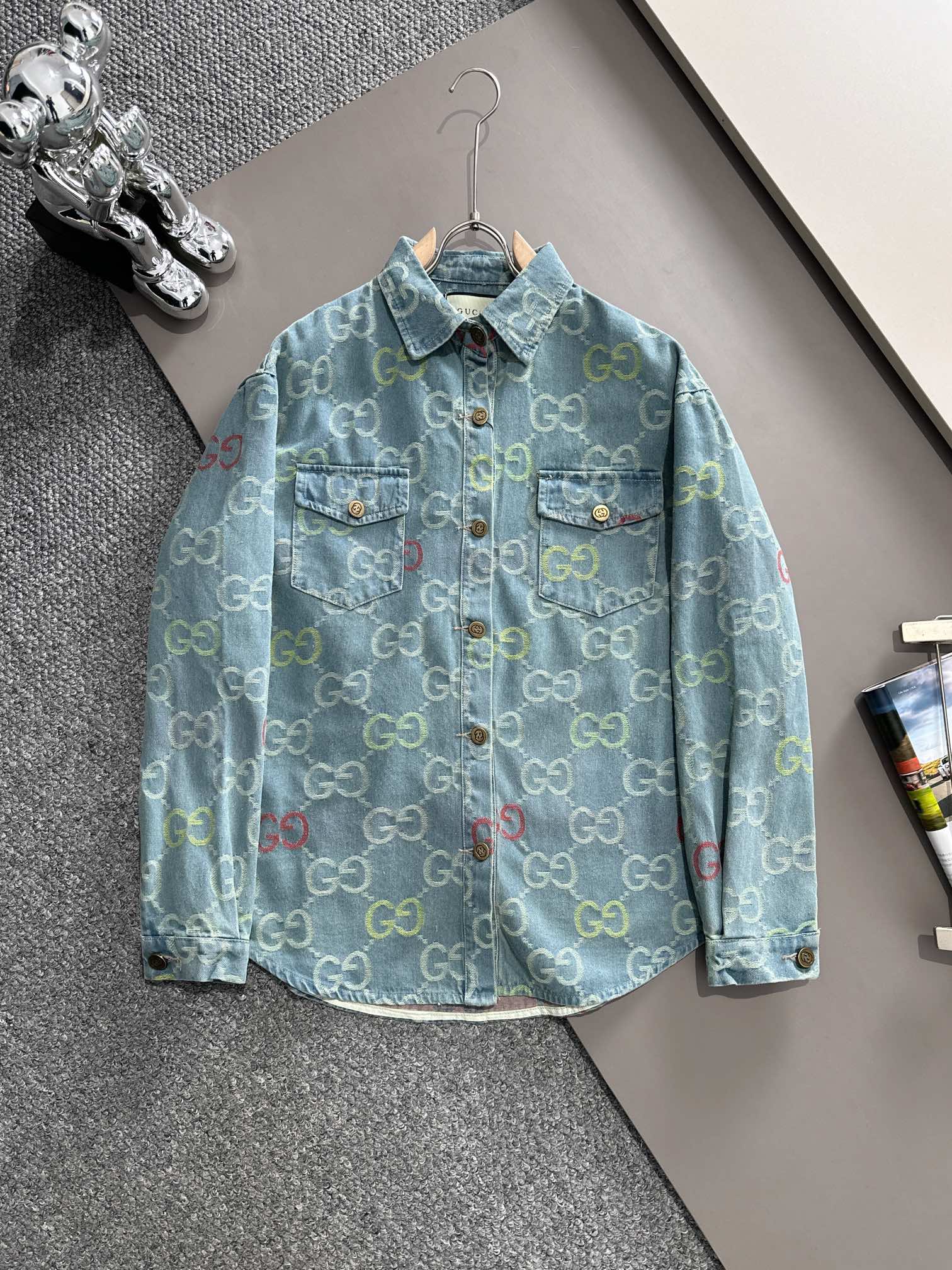 Gucci 2024 nueva chaqueta vaquera con estampado de doble G en varios colores. El estampado es clásico y nunca pasa de m…