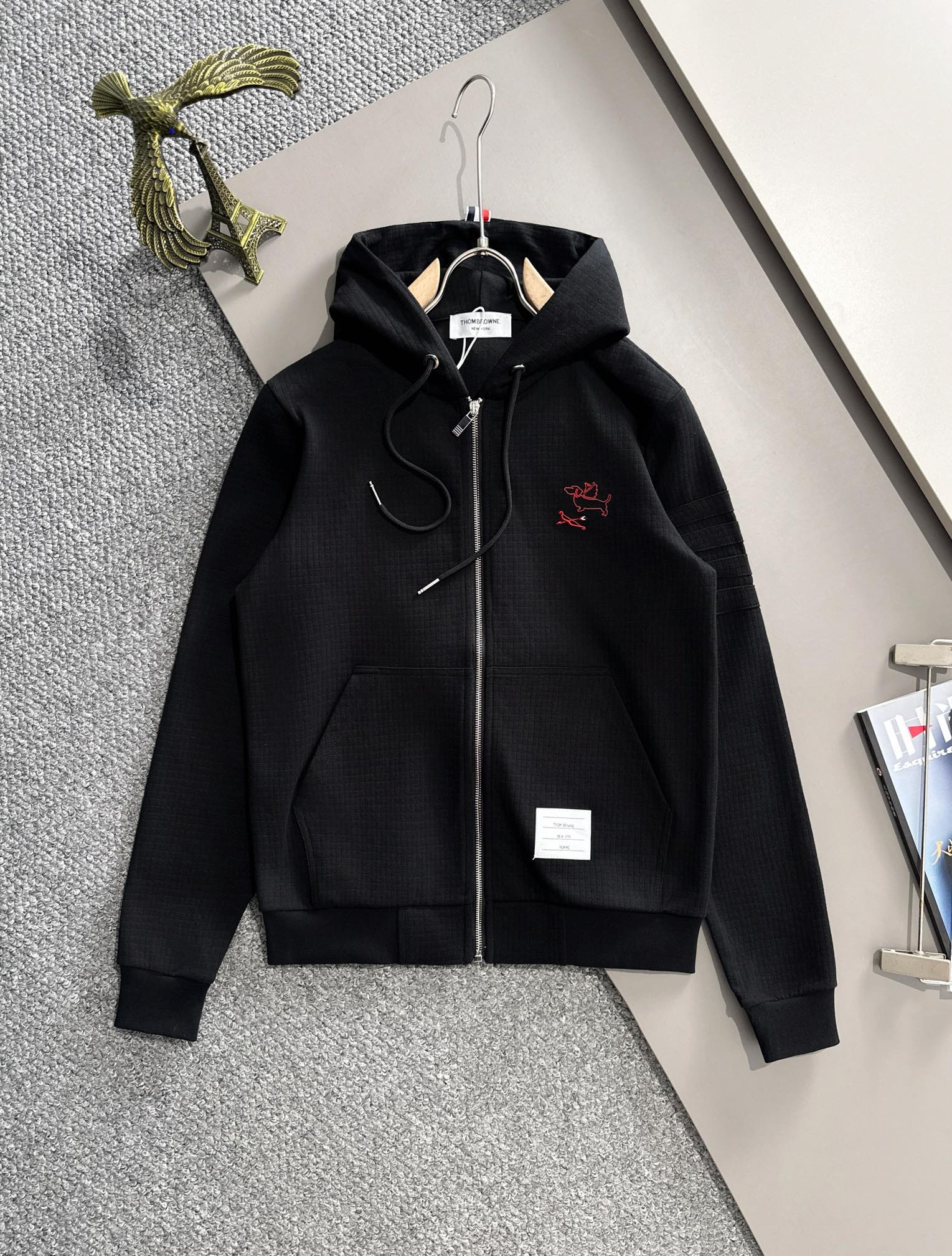 TB chaqueta nueva de otoño-invierno 2024 🆕. Accesorios de metal personalizados 1:1, importados y hechos a medida según…