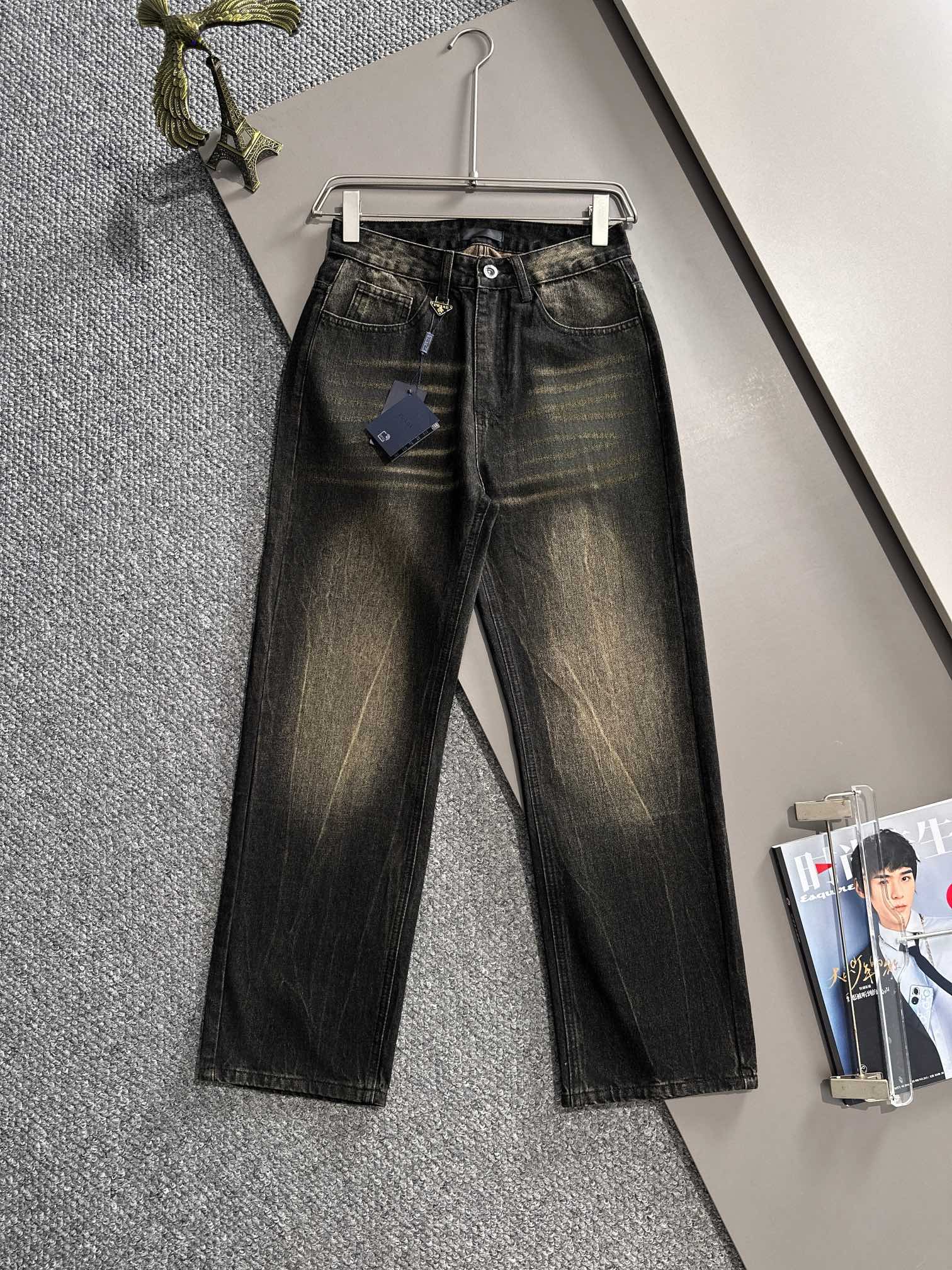Los pantalones anchos sueltos de mezclilla clásicos de cuatro estaciones de Prada 2025, ¡la tendencia en la tendencia! …