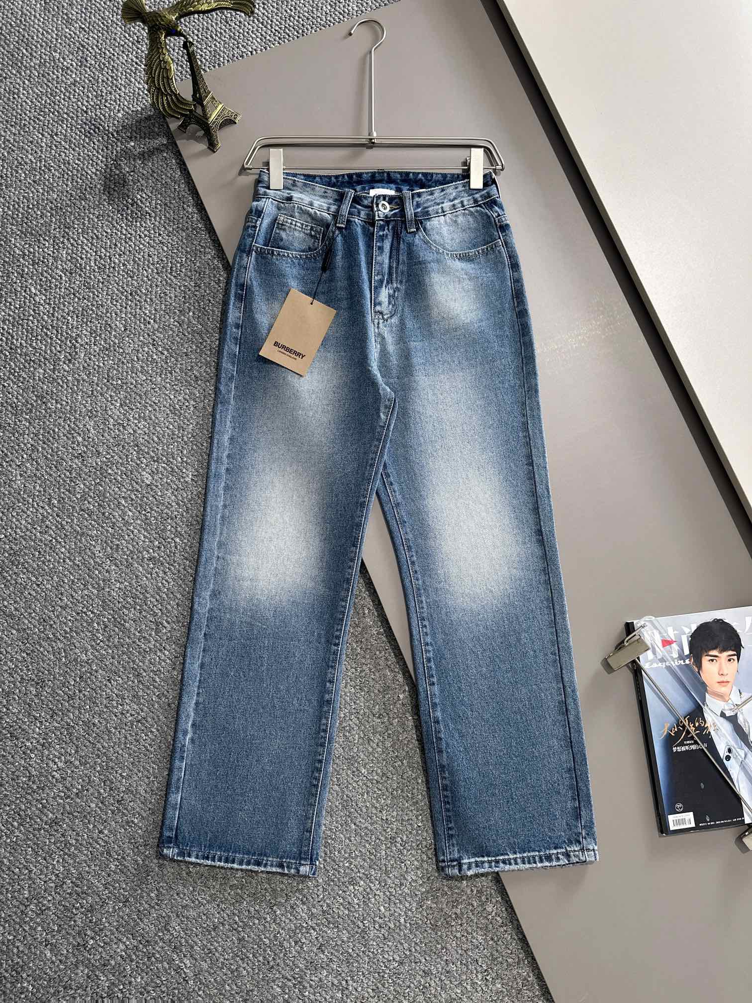 Pantalones vaqueros clásicos de pierna ancha y corte holgado de Burberry para otoño de 2024, ¡la tendencia entre las te…