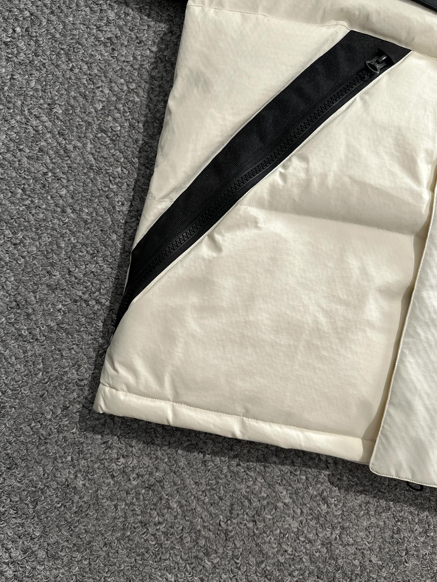 Premium Embroidery and Waterproof Fabrics for Custom New Balance Medallion Stickers - 图片 6
