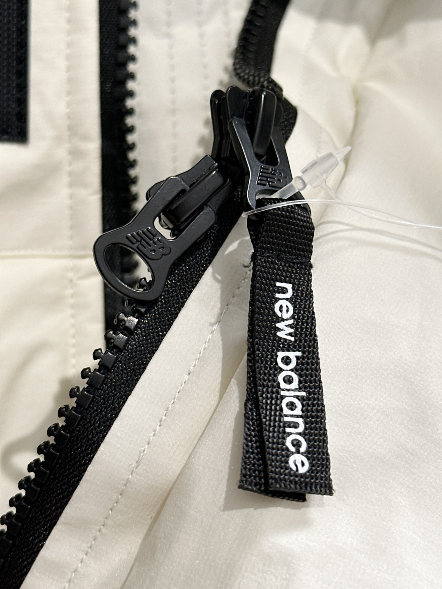 Premium Embroidery and Waterproof Fabrics for Custom New Balance Medallion Stickers - 图片 4